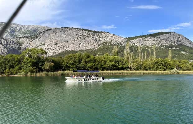 Obraz nr 1 z atrakcji Omiš: Rejs wycieczkowy szklaną łodzią po kanionie rzeki Cetina do młyna Radmana w Omiš, przesłany przez organizatora