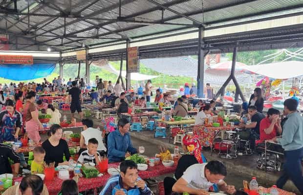 1. attēls no Lai Chau: Svētdien krāsains San Thang etniskais tirgus aktivitātes Sapa, augšupielādējis partneris