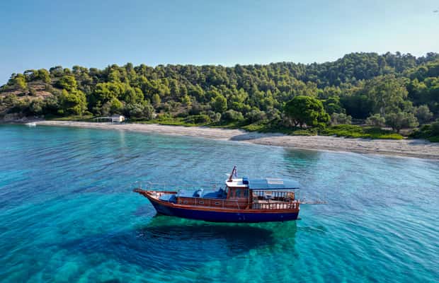 imagen n.º 1 de Skiathos: Crucero tradicional en barco con paradas para nadar y almuerzo actividad en Ciudad de Skiathos, subida por el proveedor