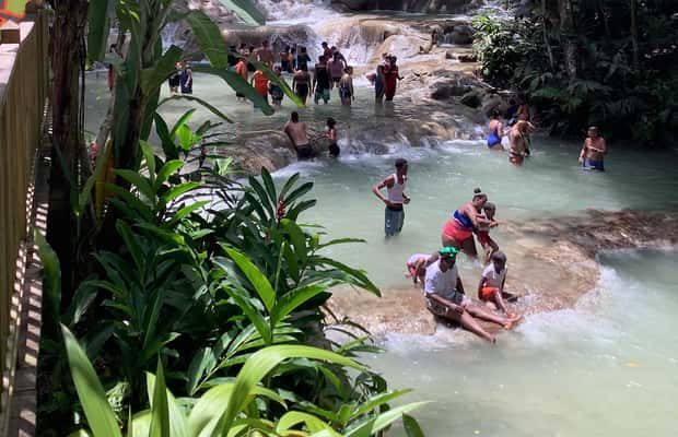 imagem n.1 de De Falmouth: Viagem de 1 dia a Dunn's River Falls e Ocho Rios atividade em Ocho Rios, carregada pelo fornecedor