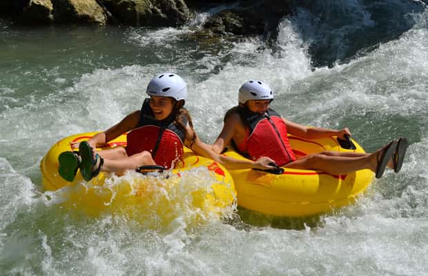 imagem n.1 de Falmouth: Jungle River Tubing e Bamboo Beach Club com almoço atividade em Condado de Cornwall, carregada pelo fornecedor