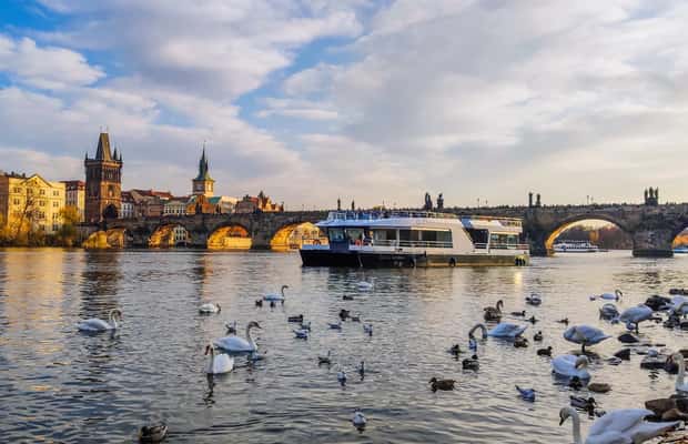 imagem n.1 de Praga: Cruzeiro turístico no rio Vltava atividade em República Tcheca, carregada pelo fornecedor