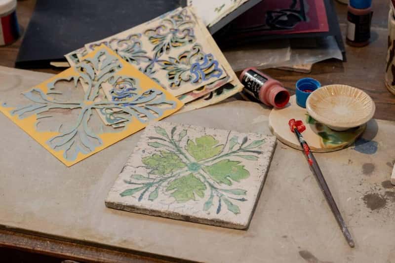 Decorate and glaze a ceramic tile in the city of Malta