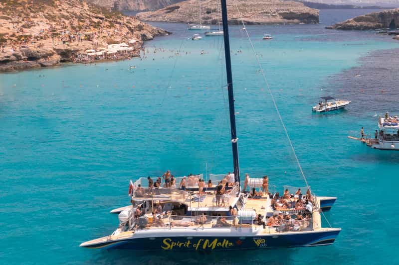 Comino: Blue Lagoon Catamaran Cruise with Lunch and Open Bar