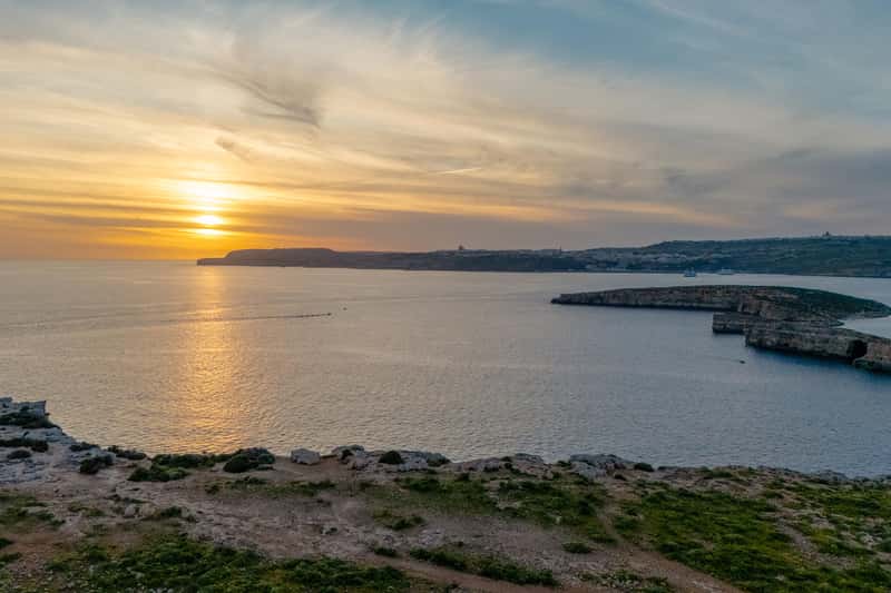 Gozo: Private Boat Tour to Comino with Swim Stops
