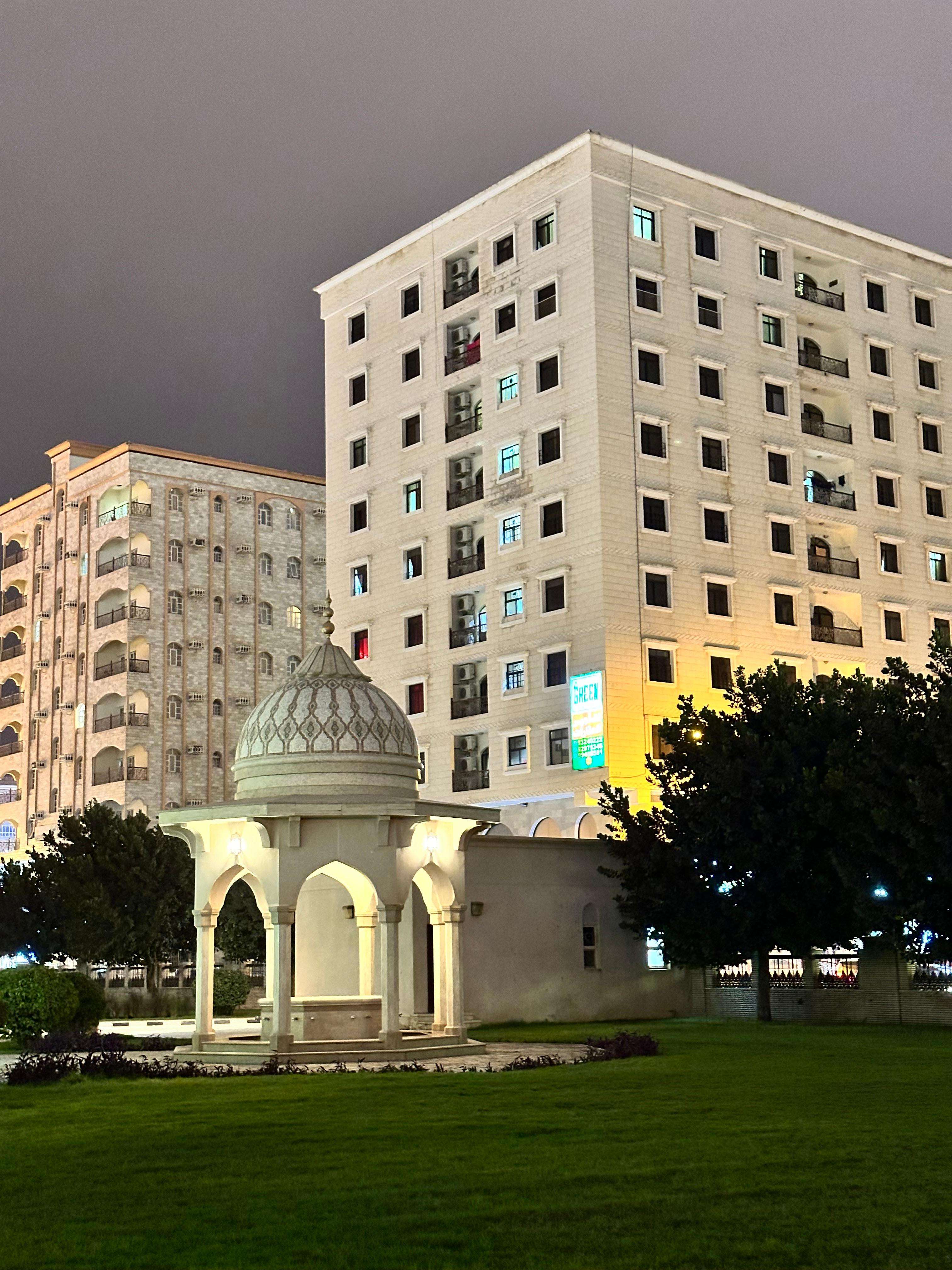 塞拉莱之夜，花园购物中心和露天市场的晚间城市之旅 - Hizvo