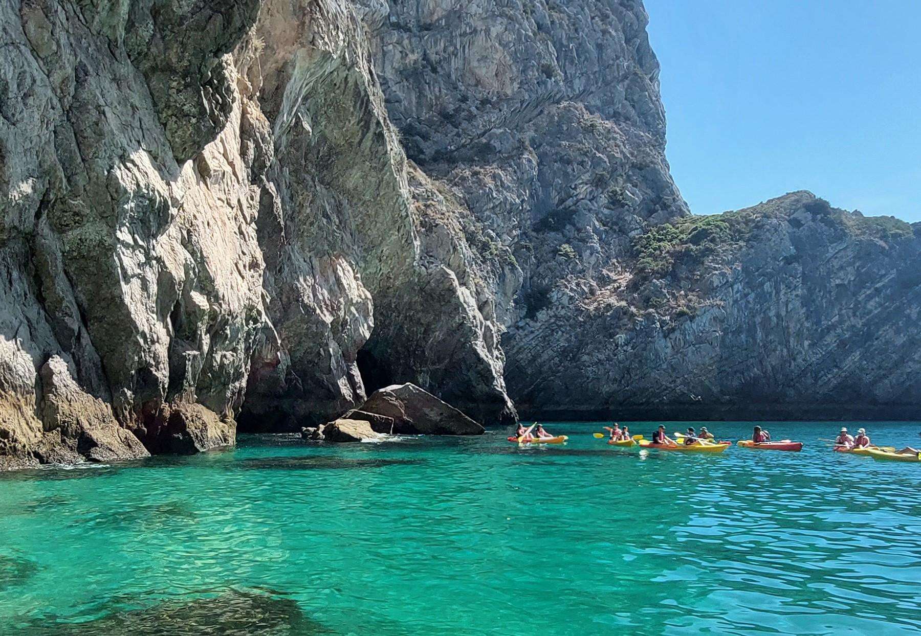 Sesimbra, Özel Tekne Turu-Vahşi plajlar, gizli koylar, Mağaralar - Hizvo