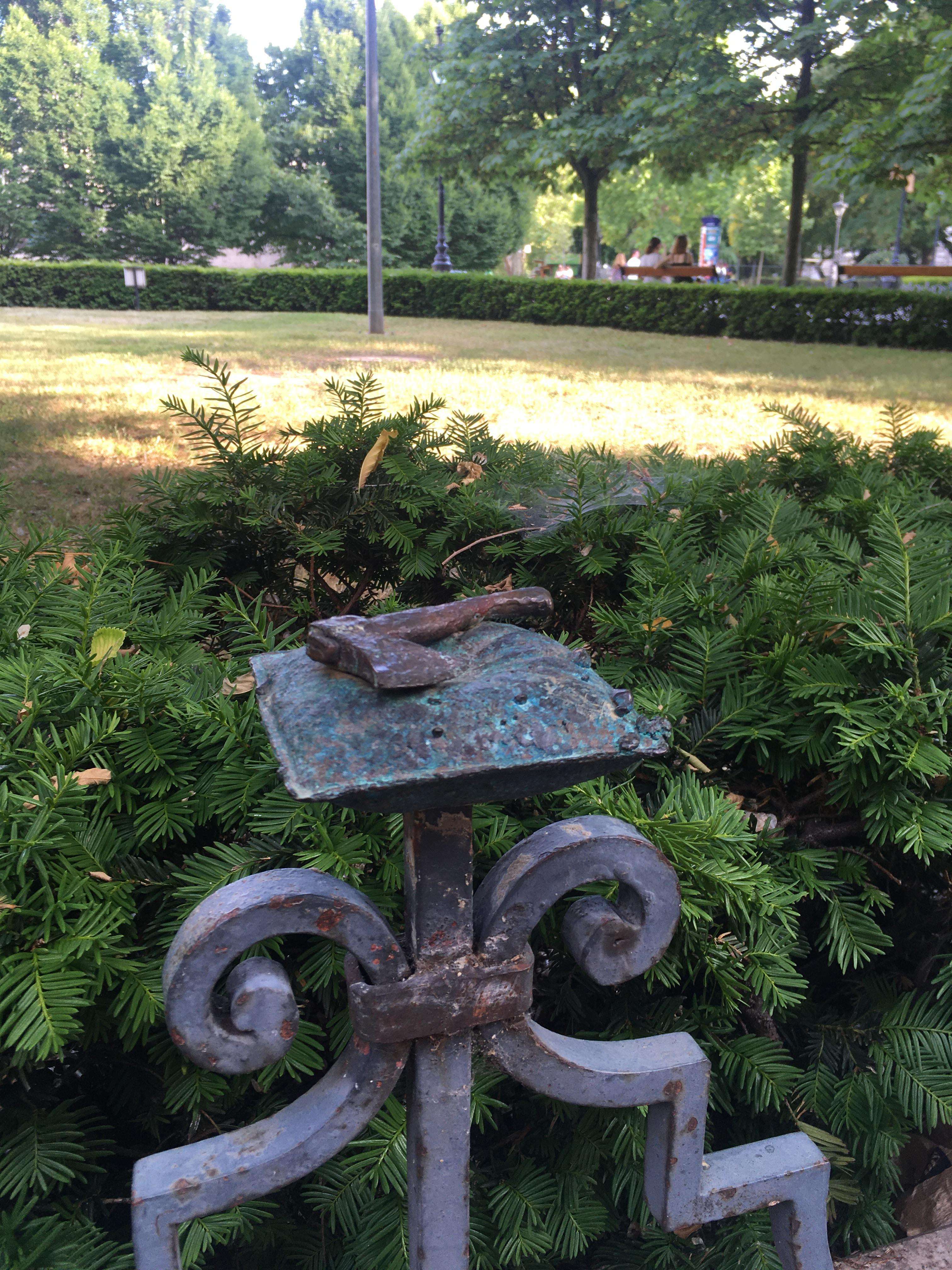 Tour privato a piedi della caccia alle mini statue nel tour privato di Budapest - Hizvo
