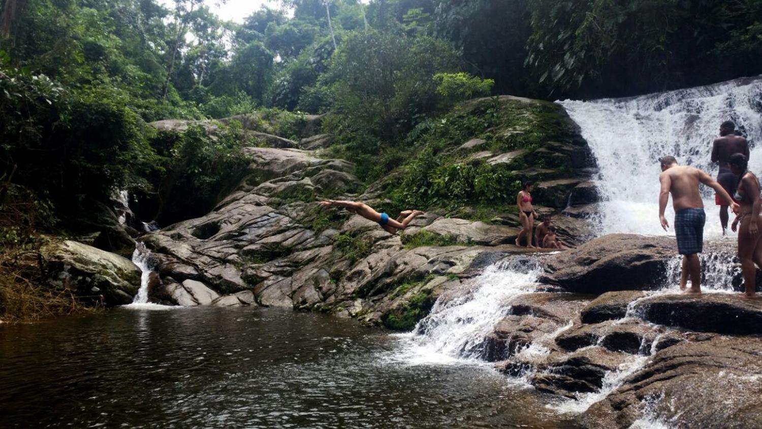 Tour di un'intera giornata alla cascata in jeep nella giungla e alla distilleria Cachaça - Hizvo