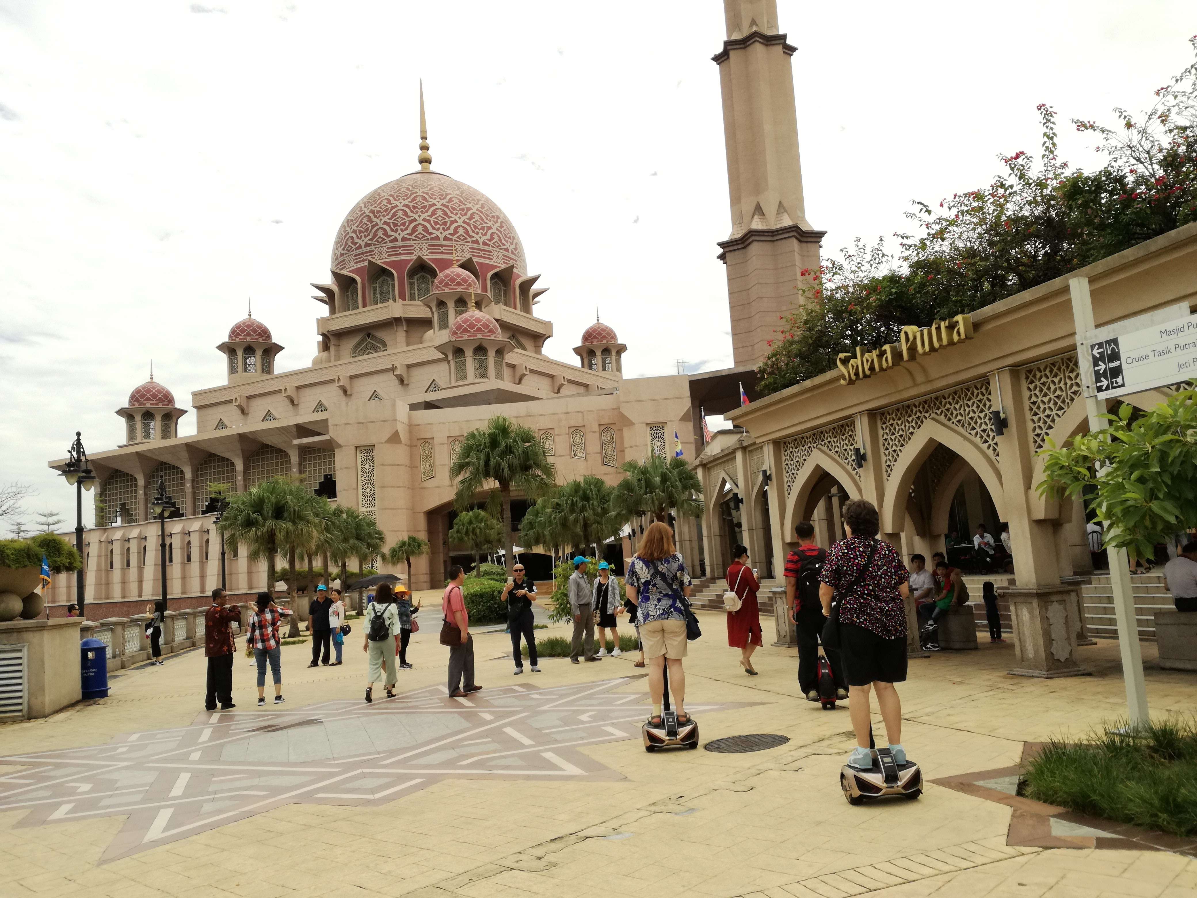 Putrajaya Şehri Bahçe Keşif Segway Turunda - Hizvo
