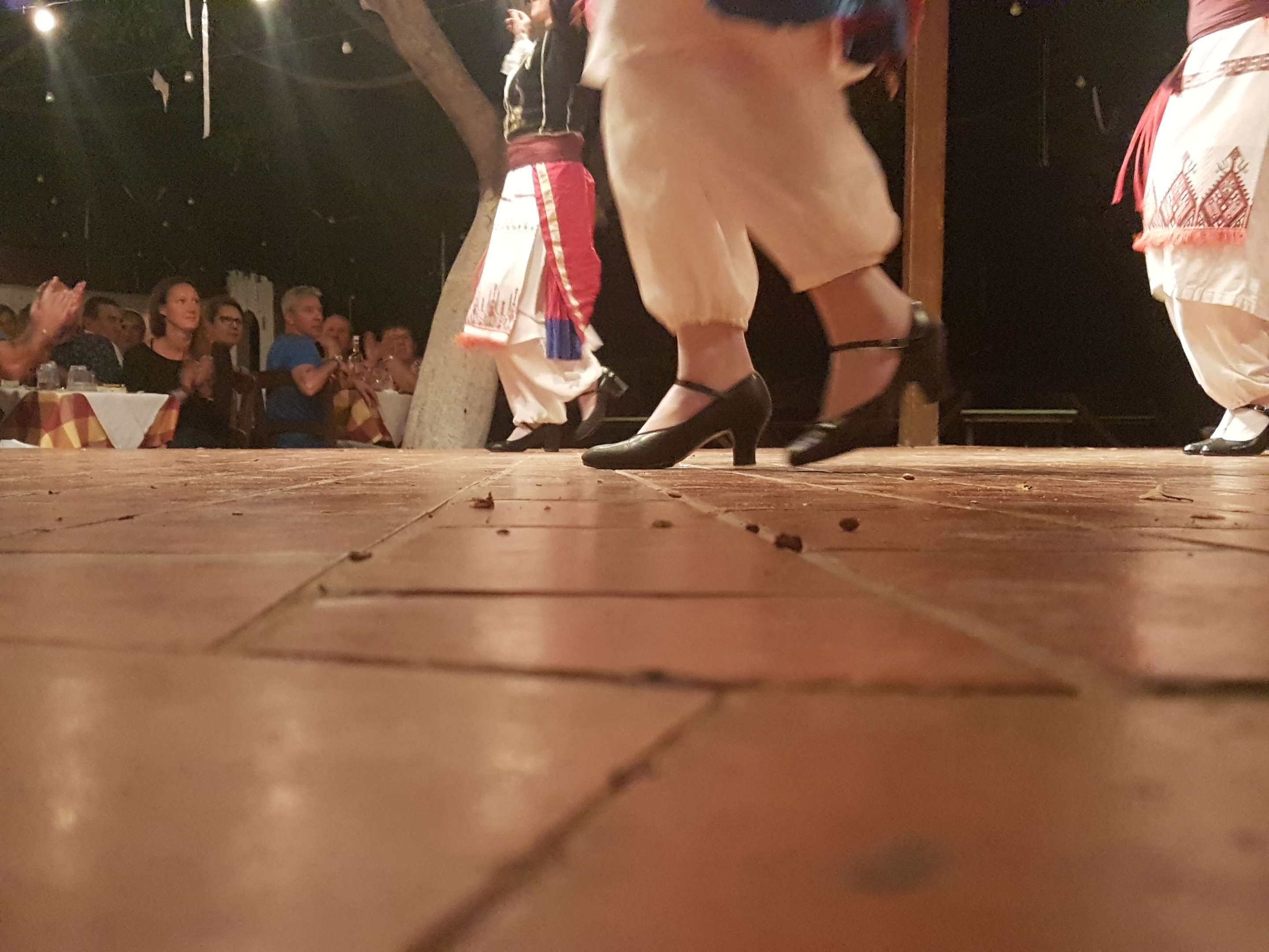 Heraklion Creta, lección de danza cretense y griega en Arolithos - Hizvo