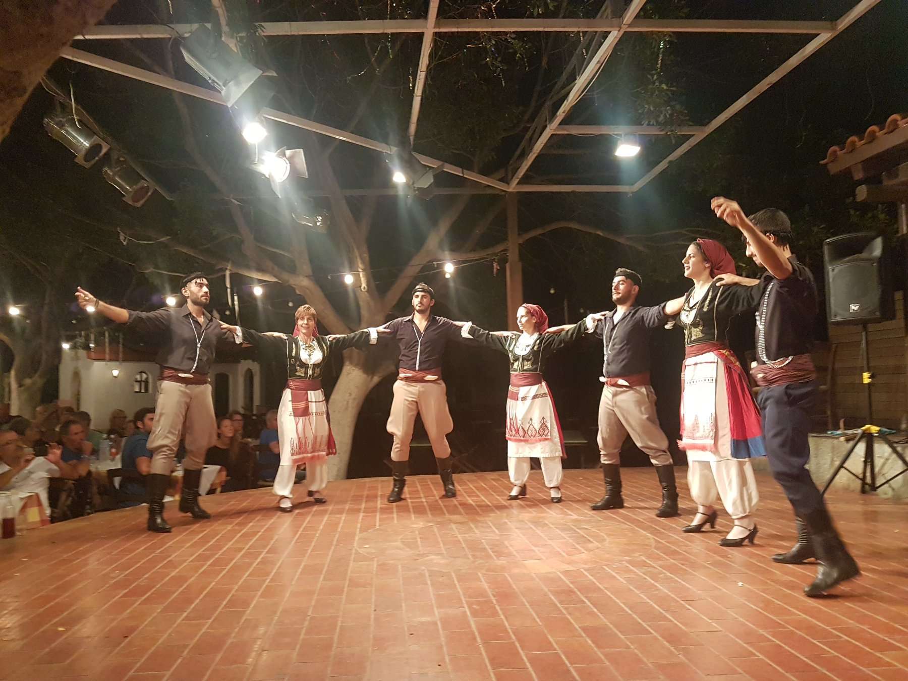 Heraklion Creta, lección de danza cretense y griega en Arolithos - Hizvo