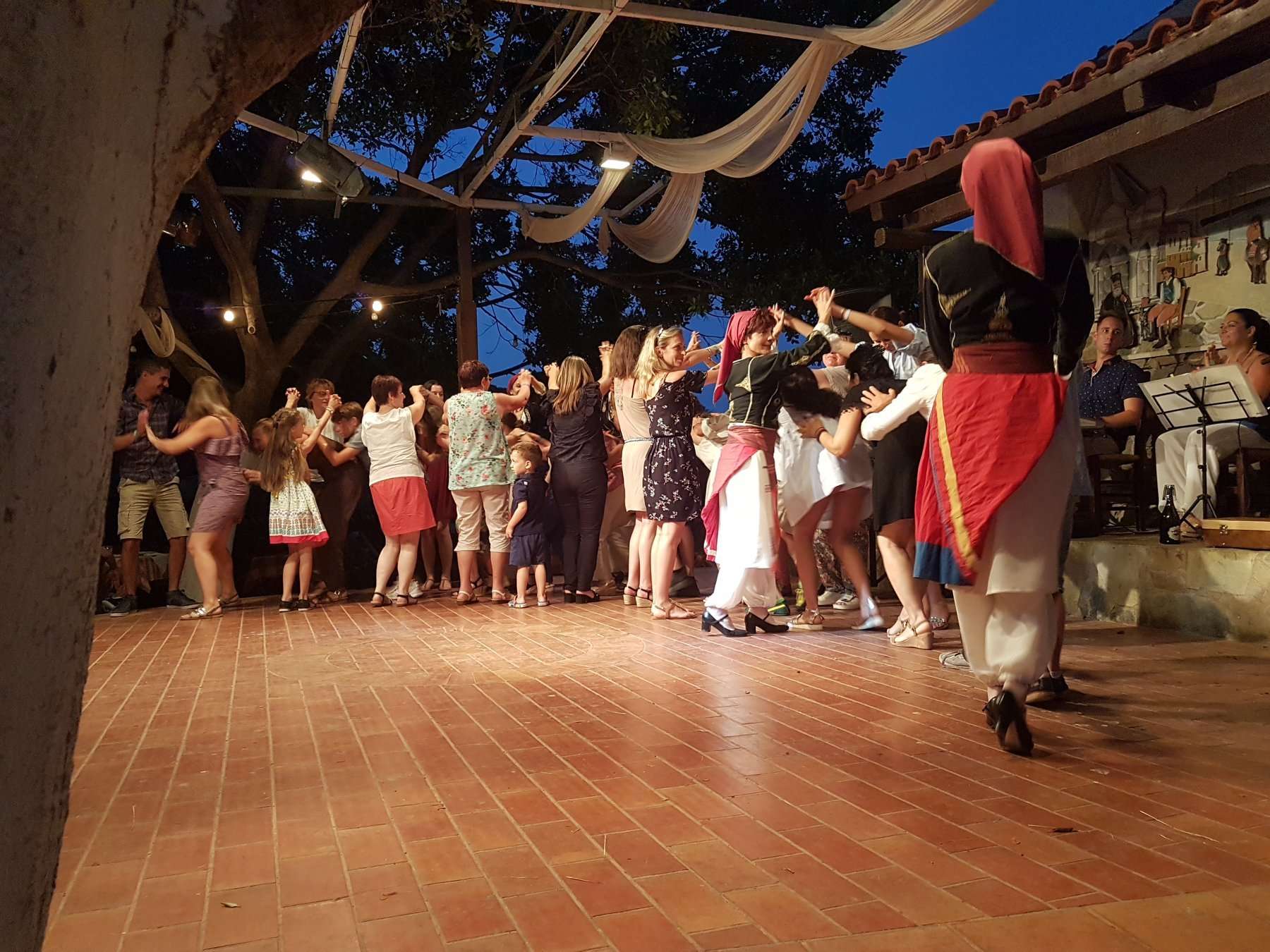 Heraklion Creta, lección de danza cretense y griega en Arolithos - Hizvo