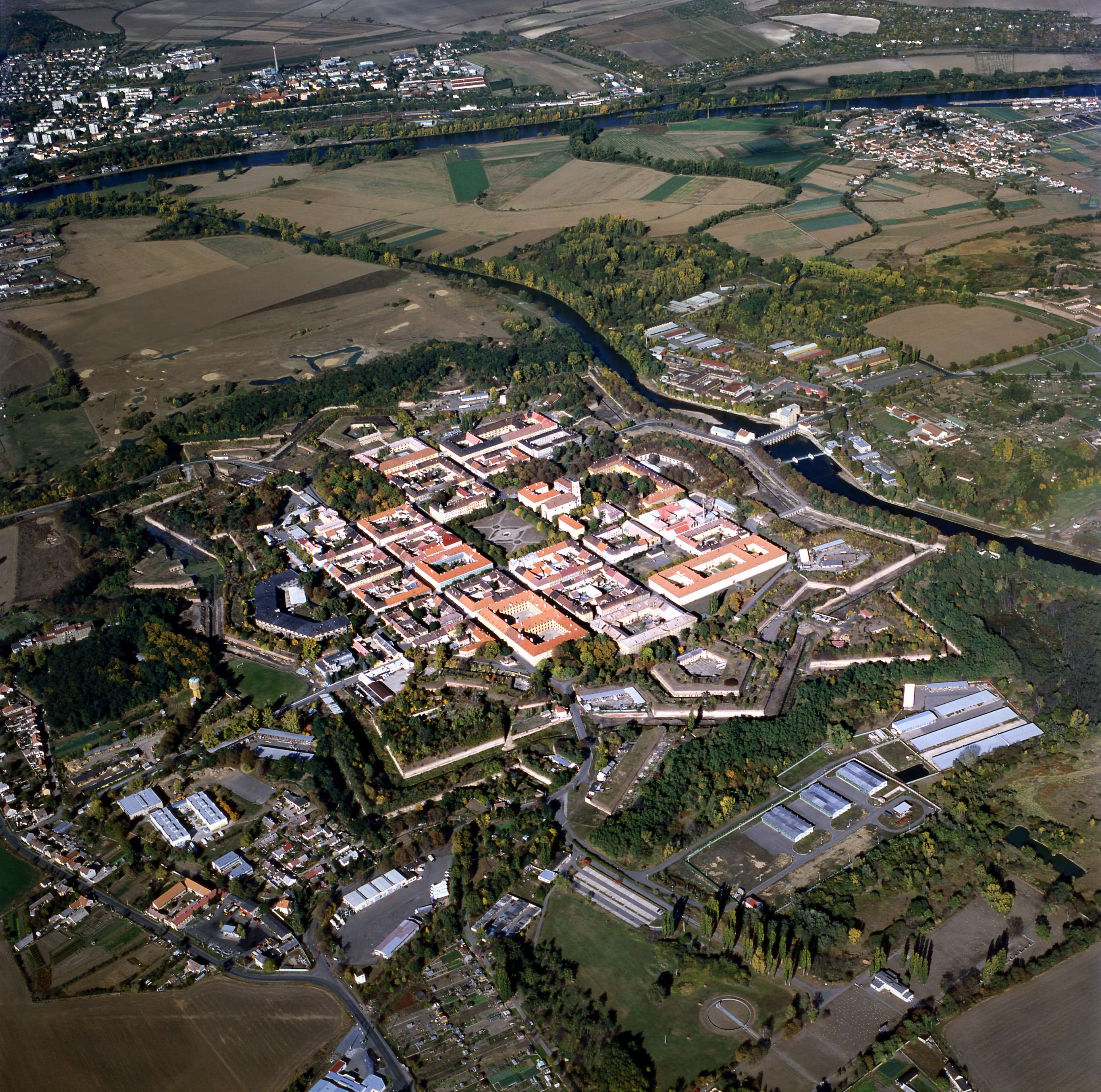 Ab Prag: Konzentrationslager Theresienstadt und Gedenktour - Hizvo