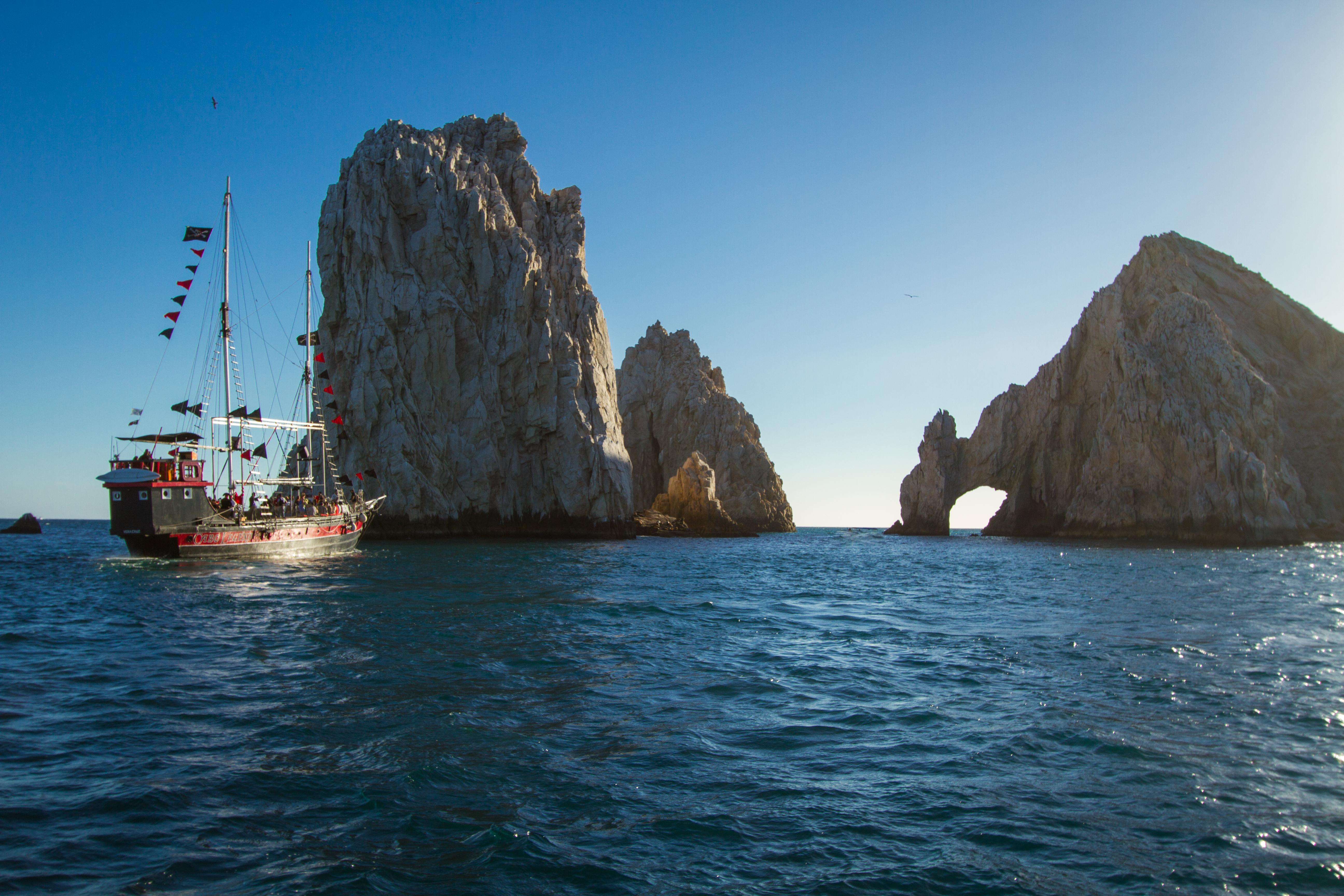 Los Cabos, cruzeiro ao pôr do sol no navio pirata e show com jantar - Hizvo