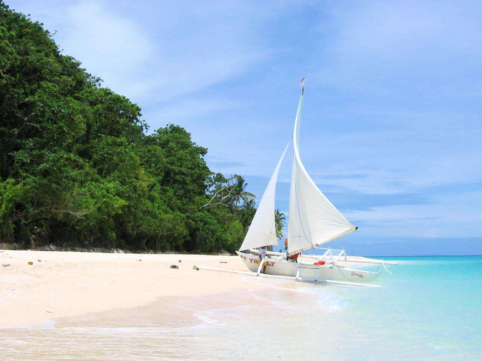 Boracay, tour privado de navegación en barco de bambú tradicional - Hizvo