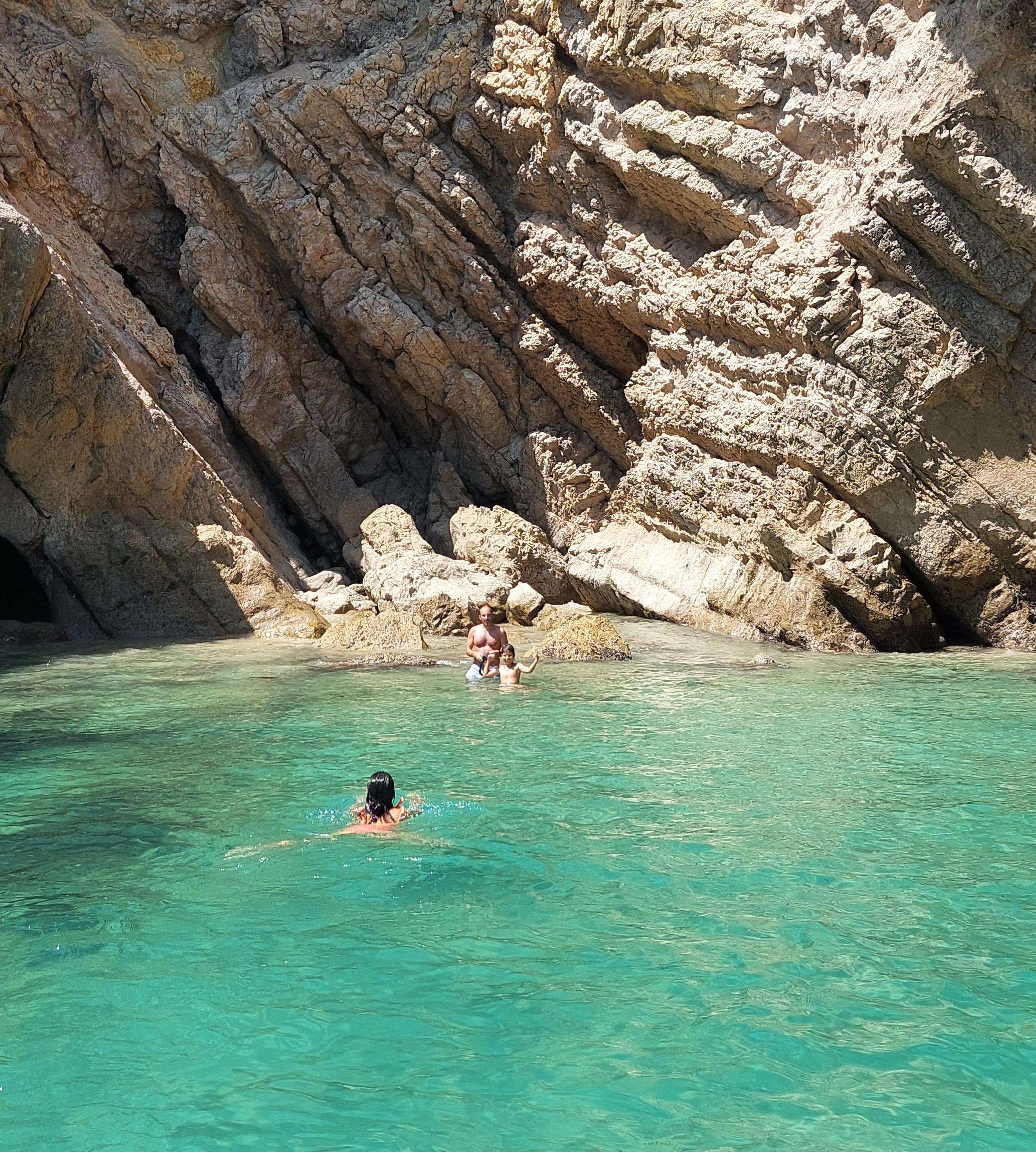 Sesimbra, Özel Tekne Turu-Vahşi plajlar, gizli koylar, Mağaralar - Hizvo