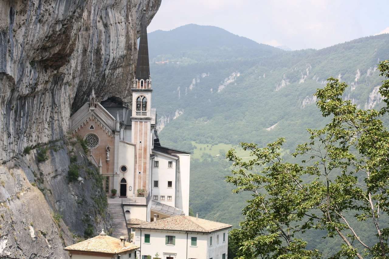 Verona, Rundgang durch das Heiligtum Madonna della Corona - Hizvo