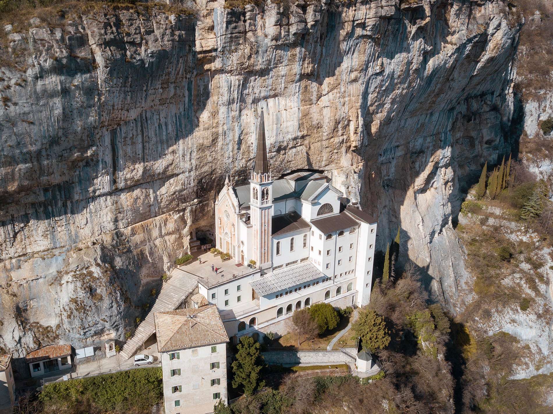 Verona, Rundgang durch das Heiligtum Madonna della Corona - Hizvo