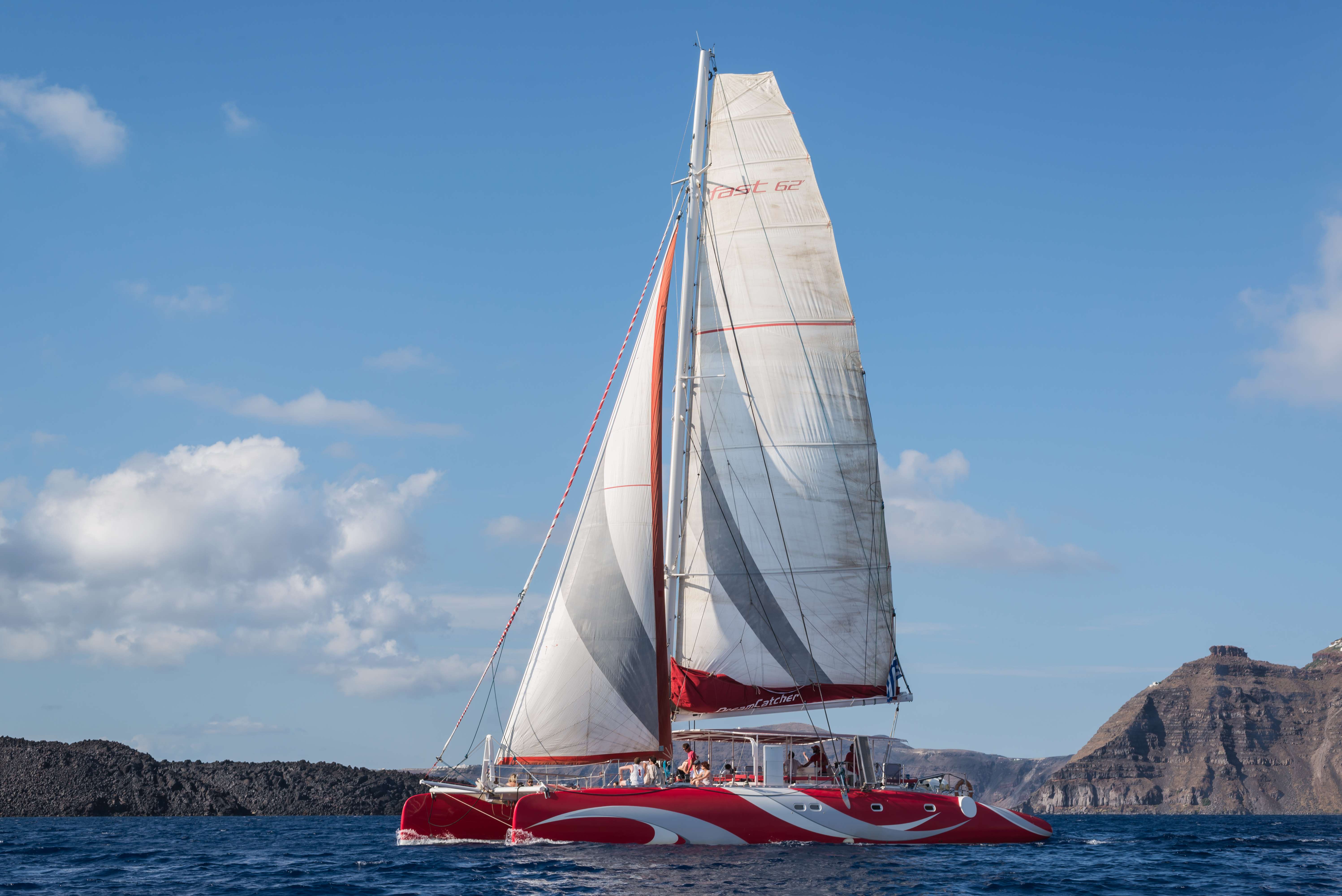 Santorini, gita in barca a vela di 5 ore di Dream Catcher nella Caldera - Hizvo