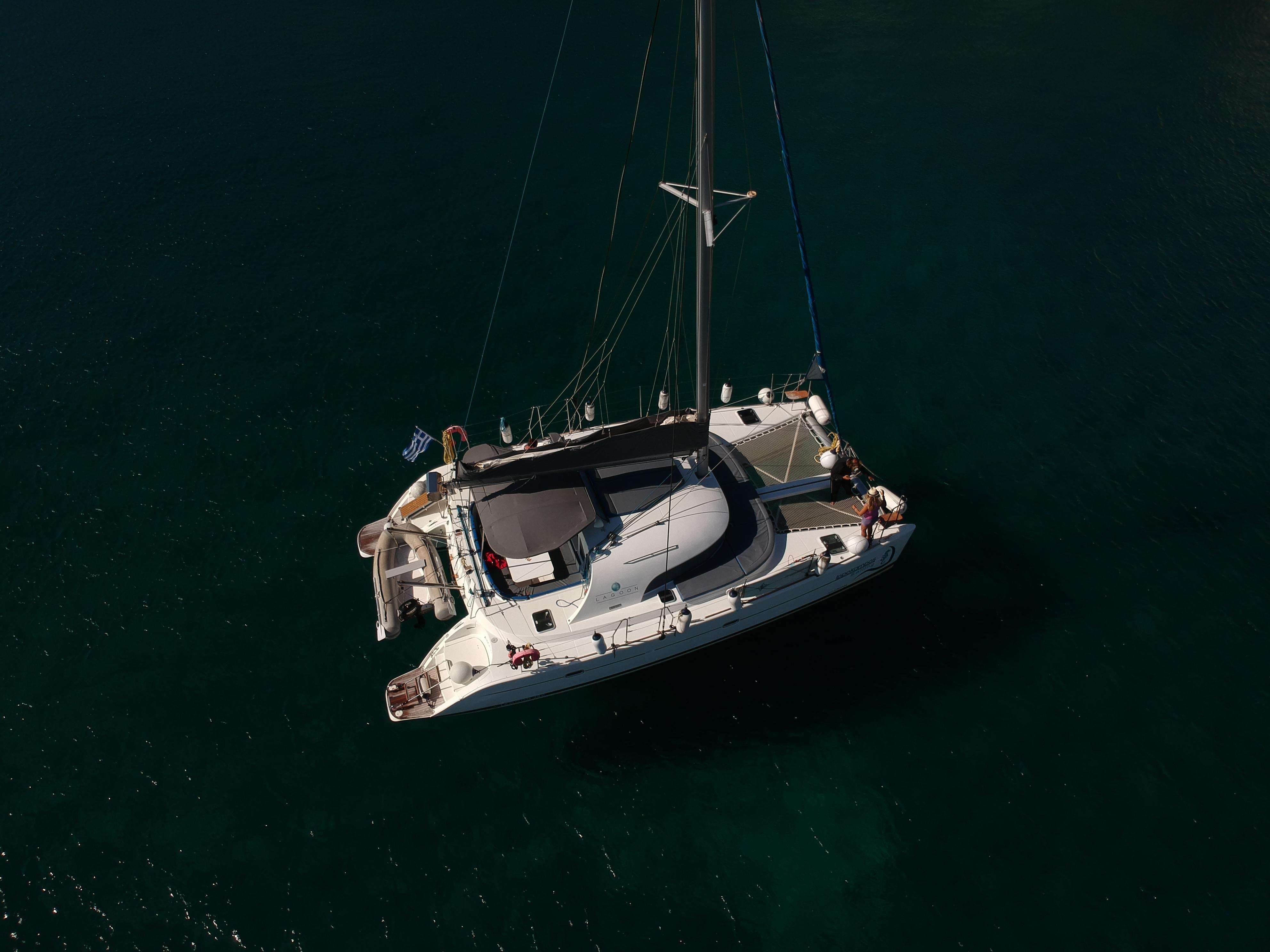 Santorini, crociera in catamarano di un'intera giornata, con cibo e bevande - Hizvo