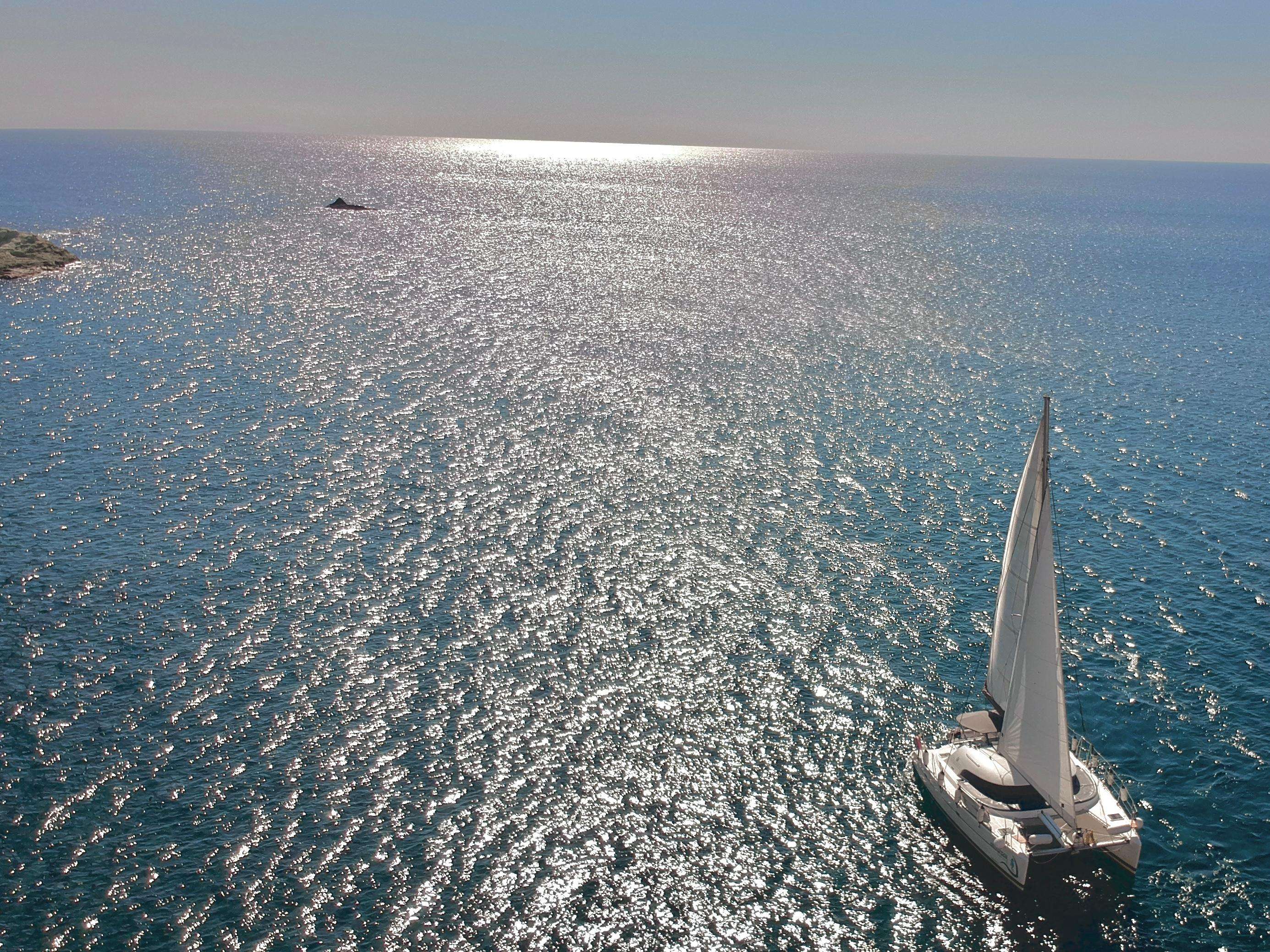 Santorini, crociera in catamarano di un'intera giornata, con cibo e bevande - Hizvo