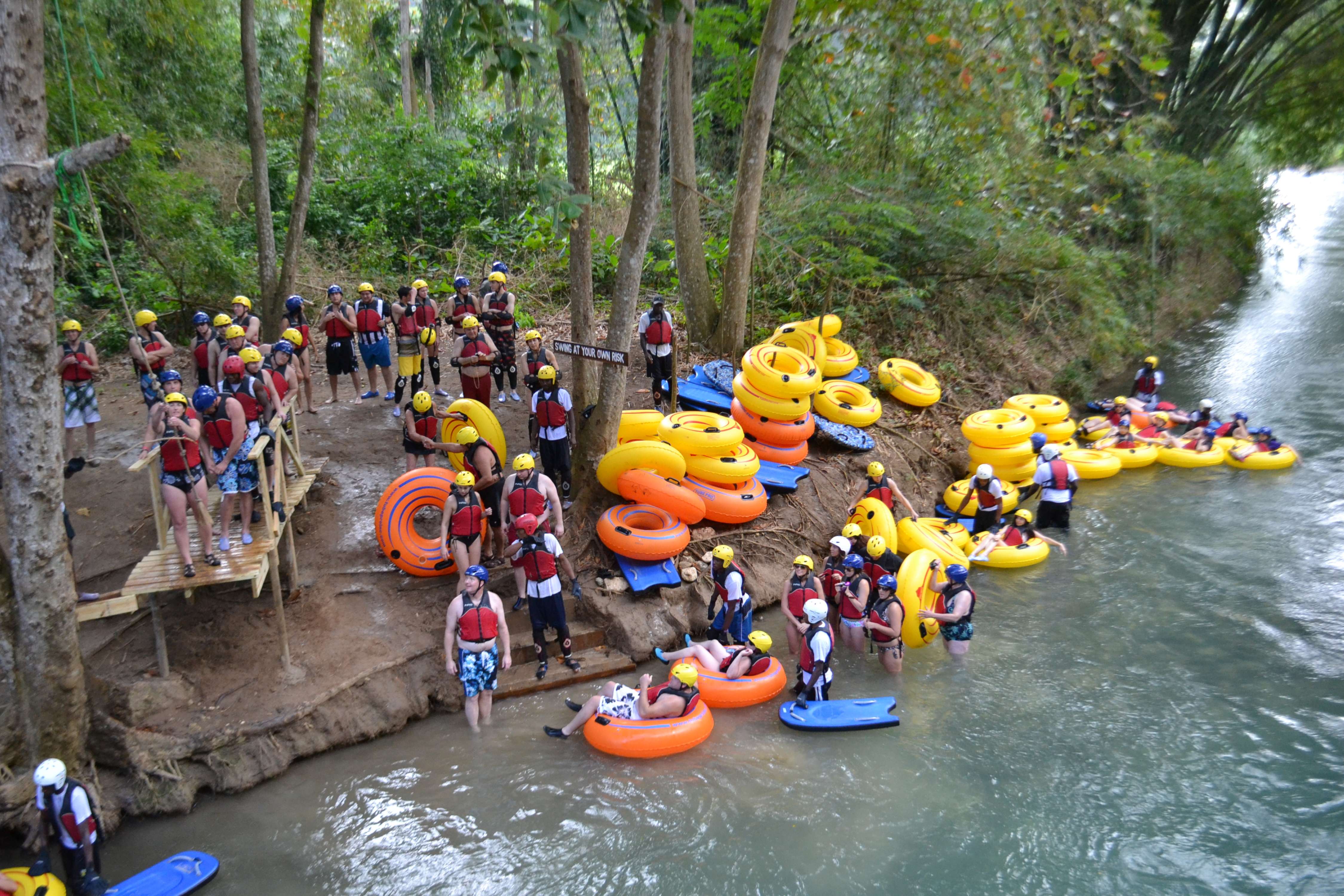 Ocho Rios, Jungle River Tubing und Bamboo Beach Club - Hizvo