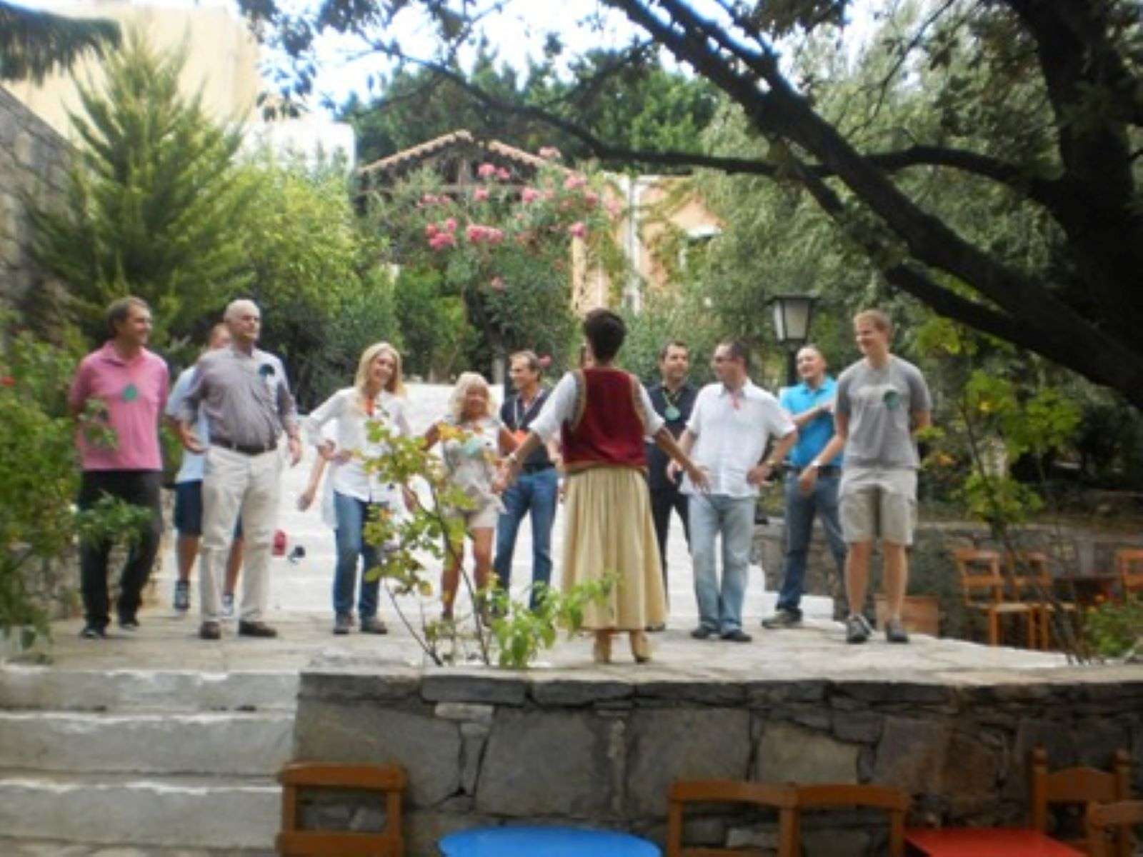 Heraklion Creta, lección de danza cretense y griega en Arolithos - Hizvo