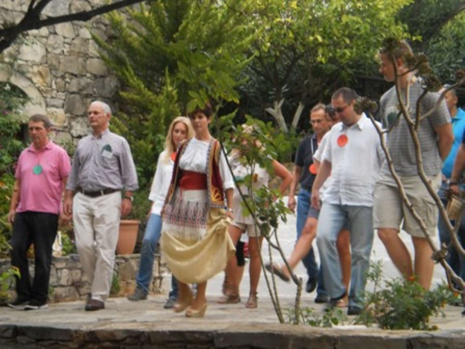 Heraklion Creta, lección de danza cretense y griega en Arolithos - Hizvo