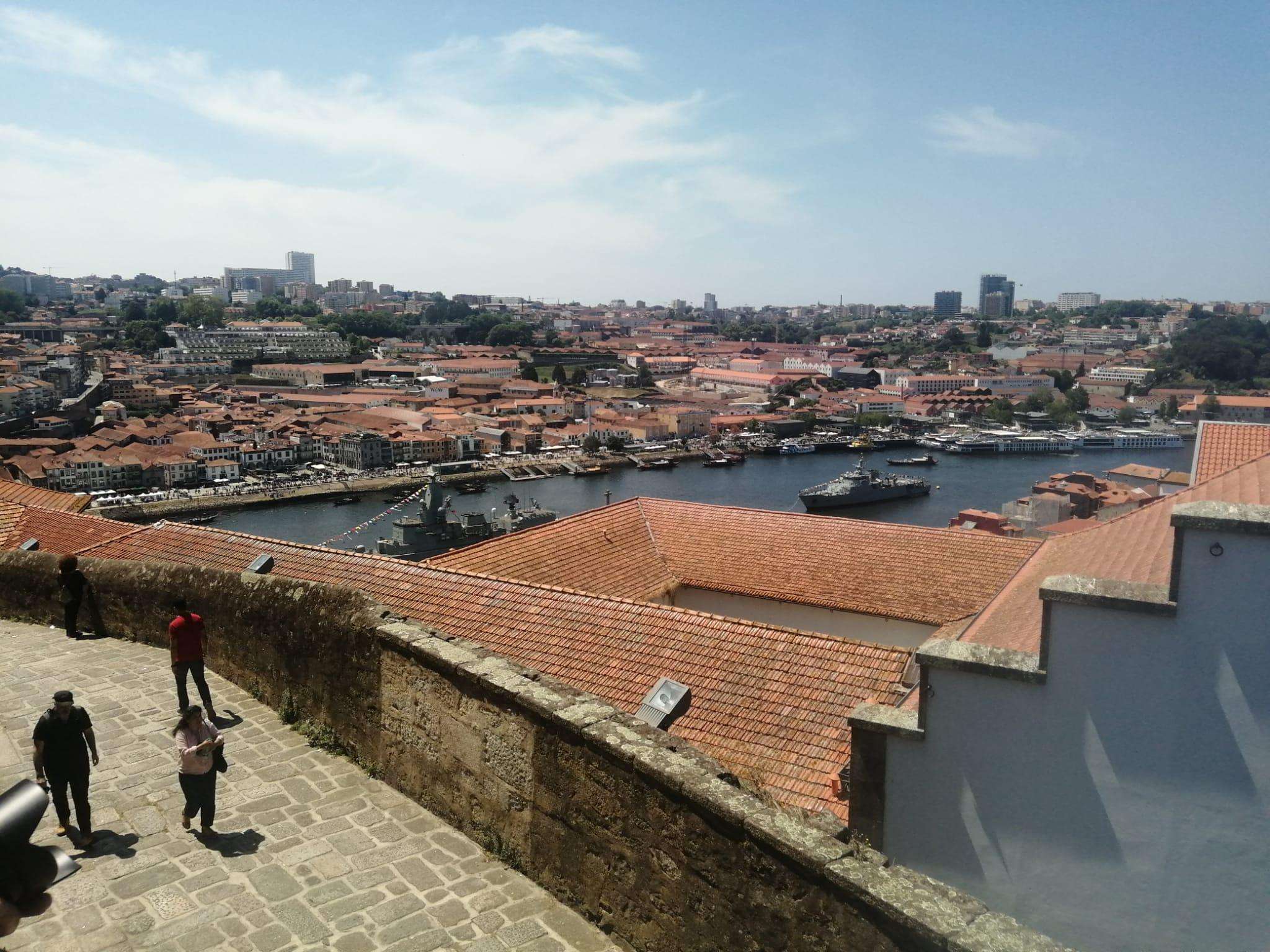 Porto-Highlights mit traditionellem Mittagessen - Hizvo