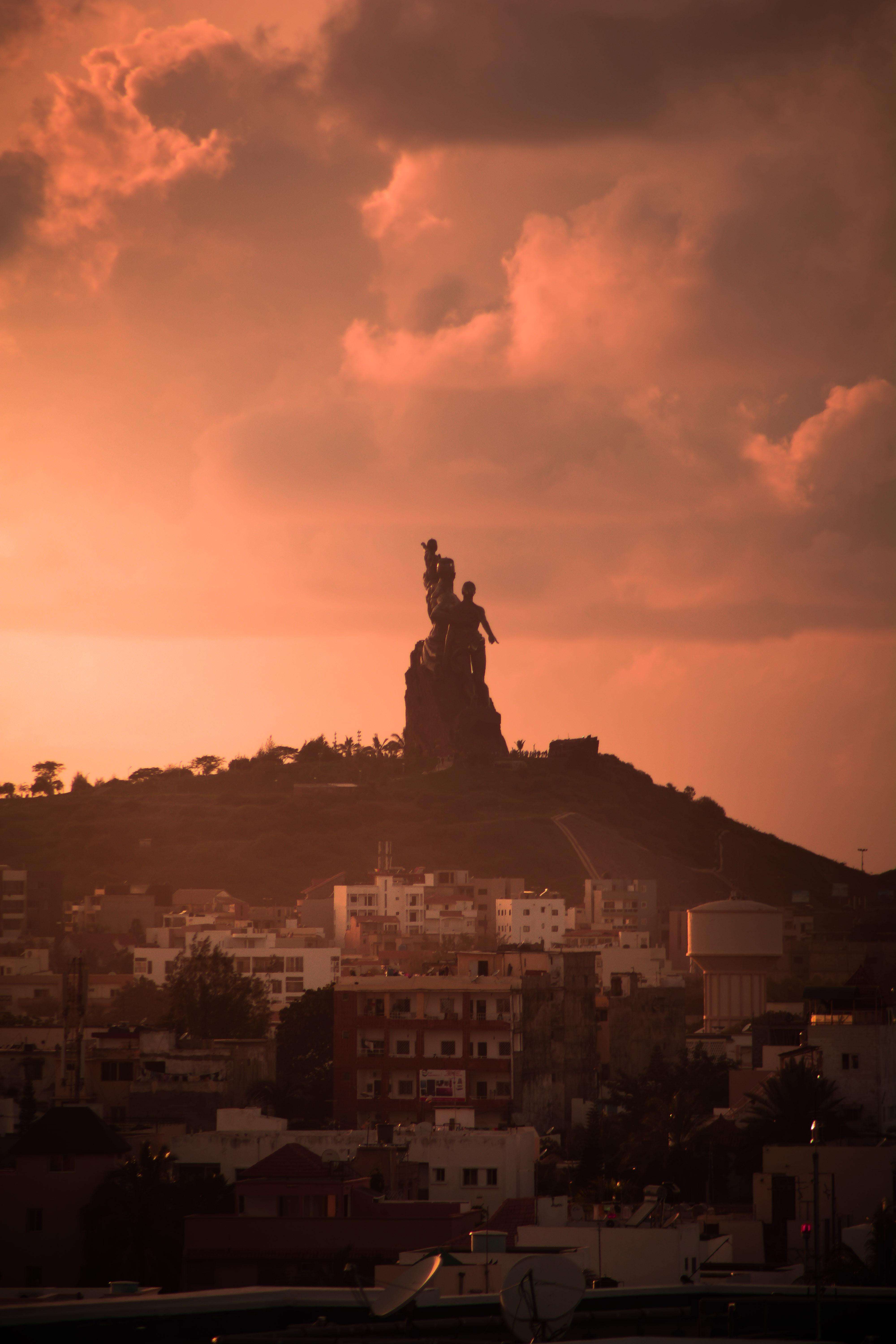 Visitez un monument, une mosquée, des marchés et une cathédrale dans la ville de Dakar - Hizvo