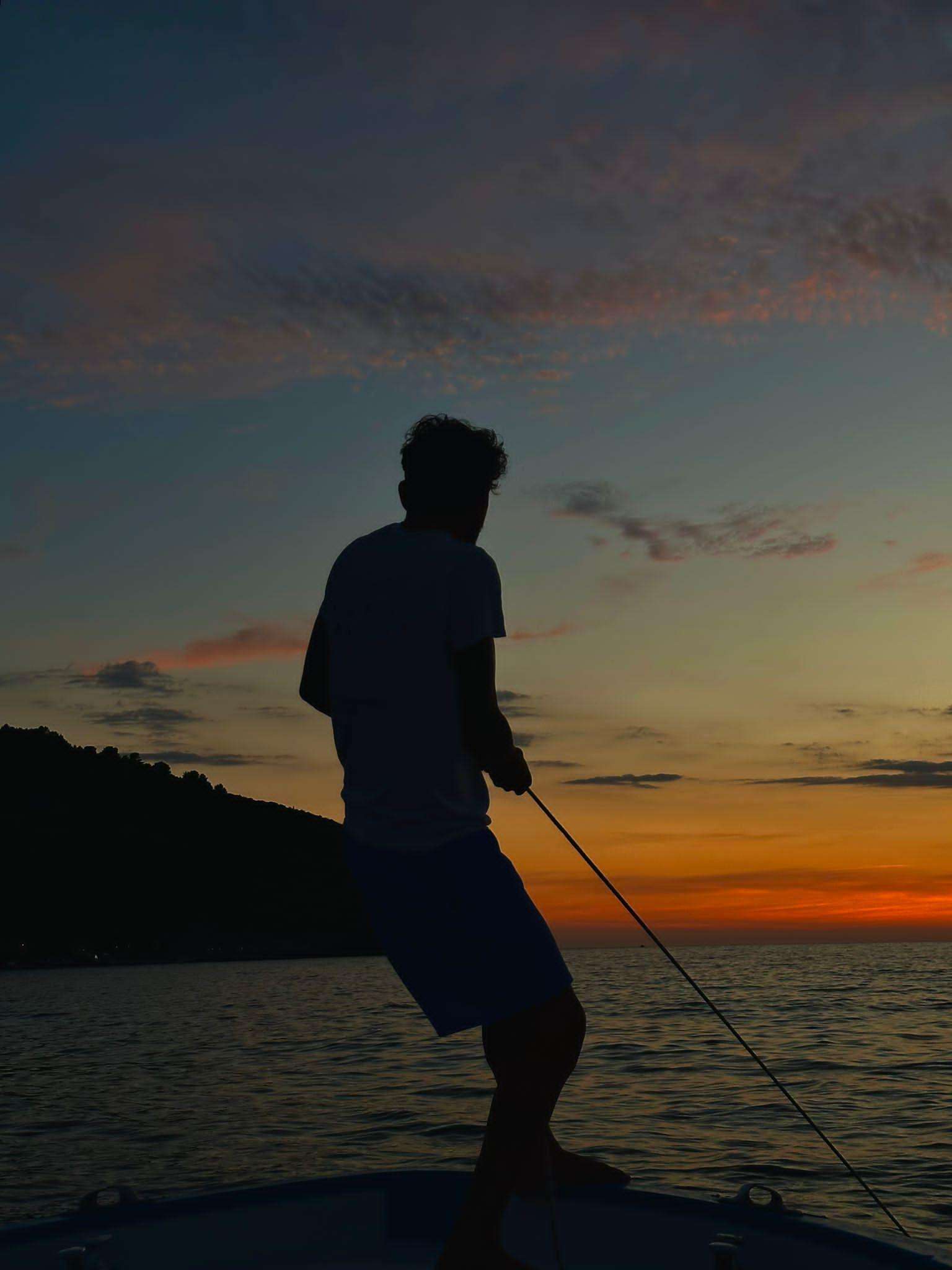 Aperitivo en el barco durante el atardecer en Palinuro. - Hizvo