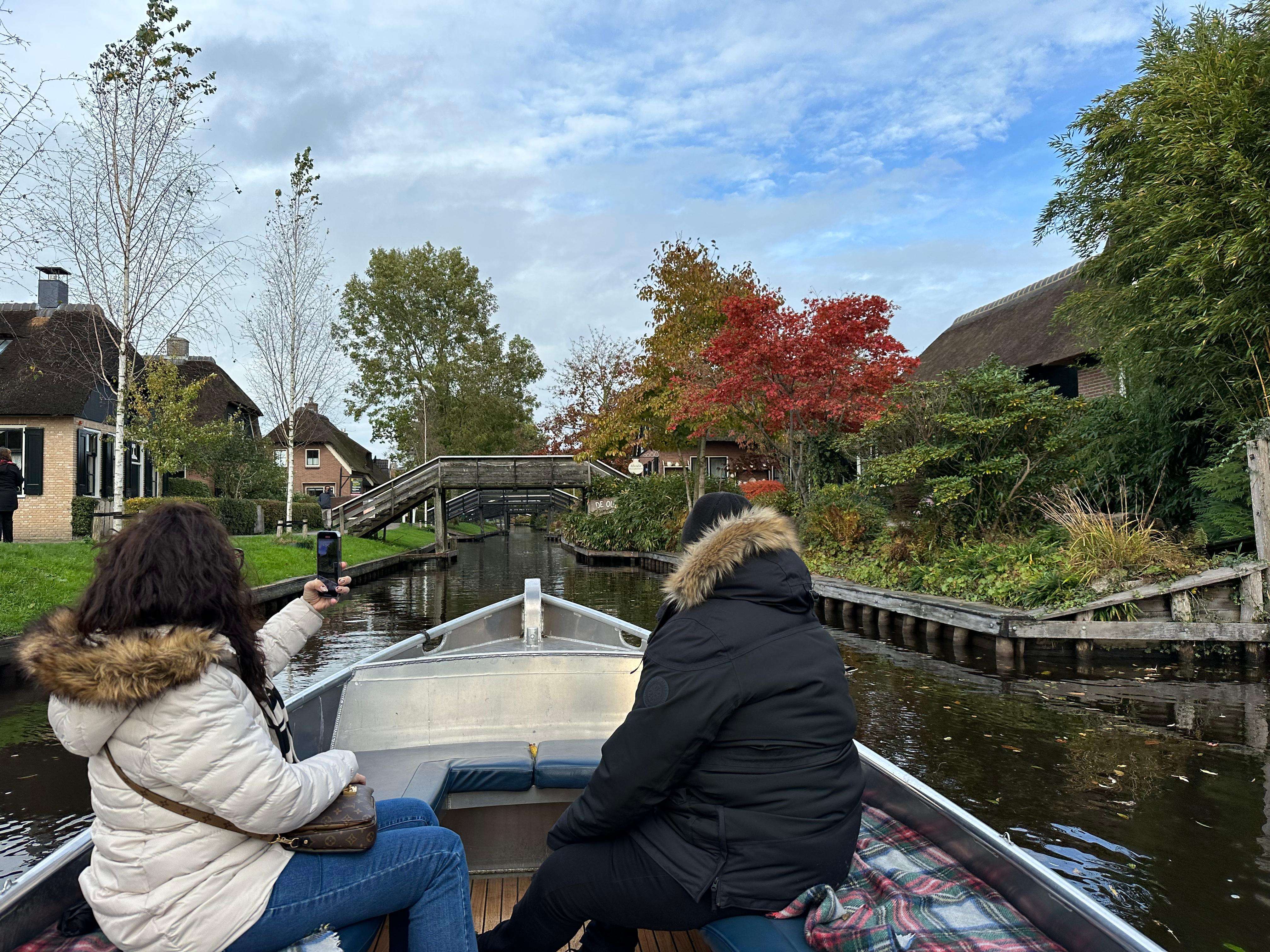 Desde Ámsterdam, tour en grupo pequeño por Giethoorn con paseo en barco - Hizvo