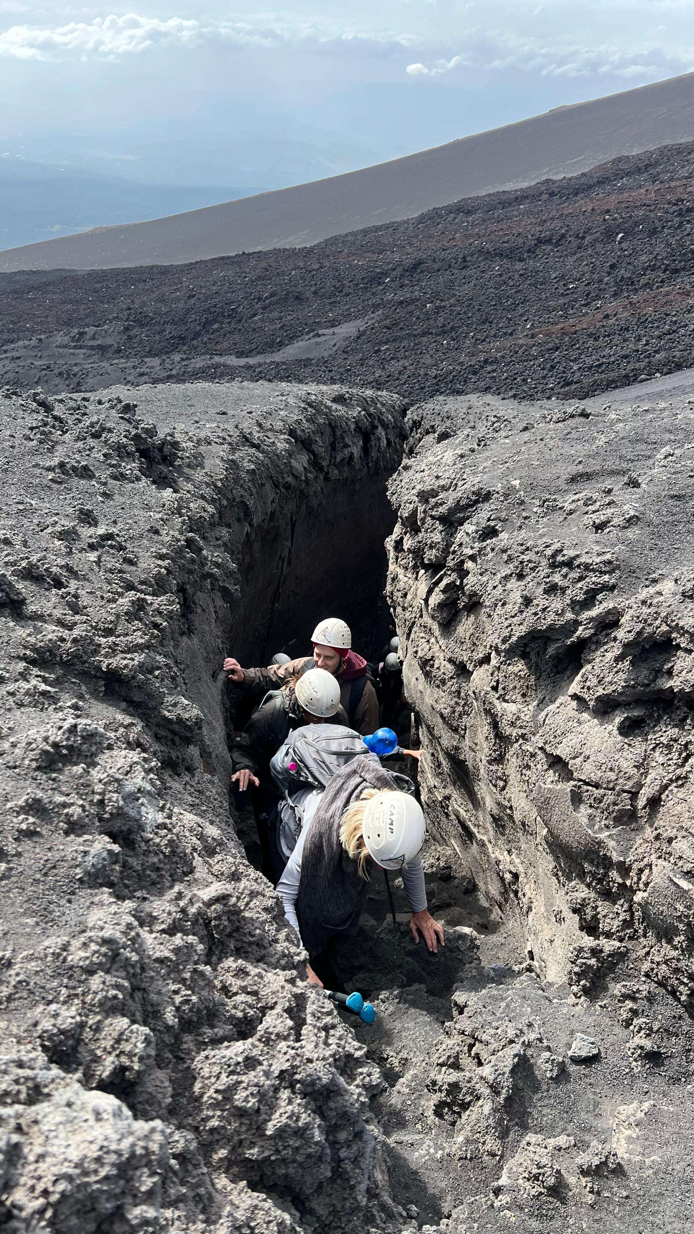 埃特纳火山提供从卡塔尼亚出发的接送服务，海拔 9,843 英尺，乘坐缆车和吉普车 - Hizvo