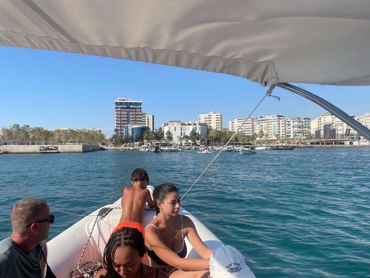 Paseo en barco por Vlore, cueva Haxhi Ali y playa de Saint Jan - Hizvo