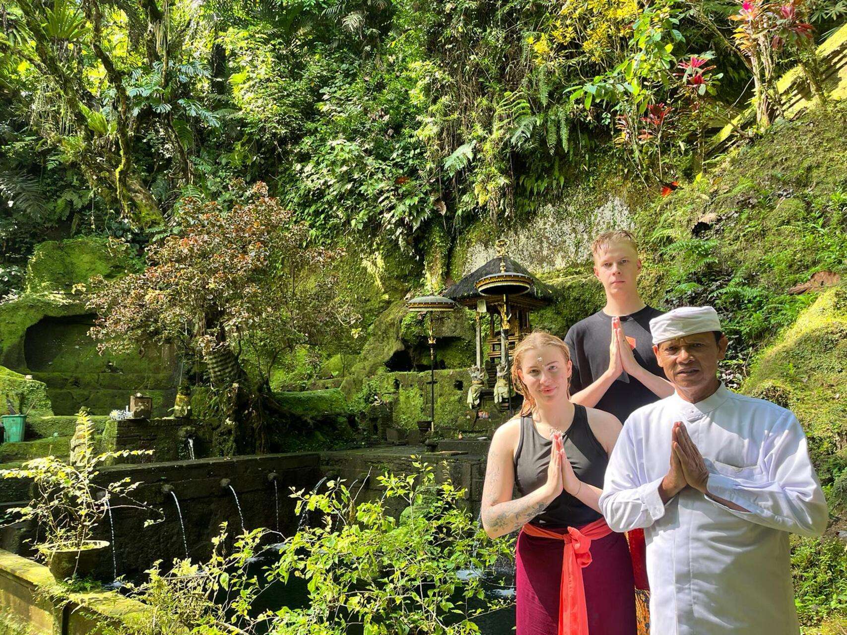 Bali, esperienza di guarigione spirituale di Melukat - Hizvo