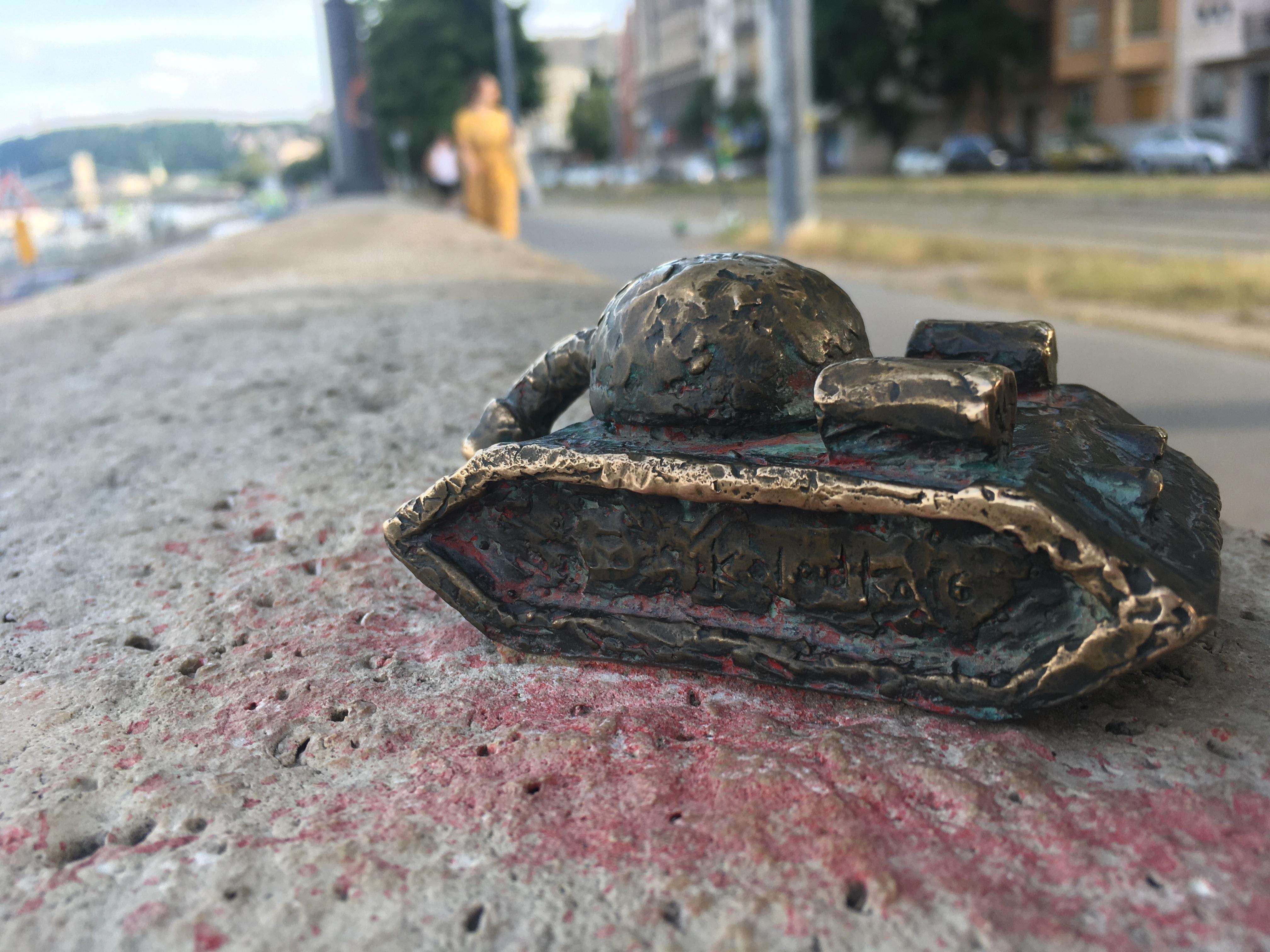 Tour privato a piedi della caccia alle mini statue nel tour privato di Budapest - Hizvo