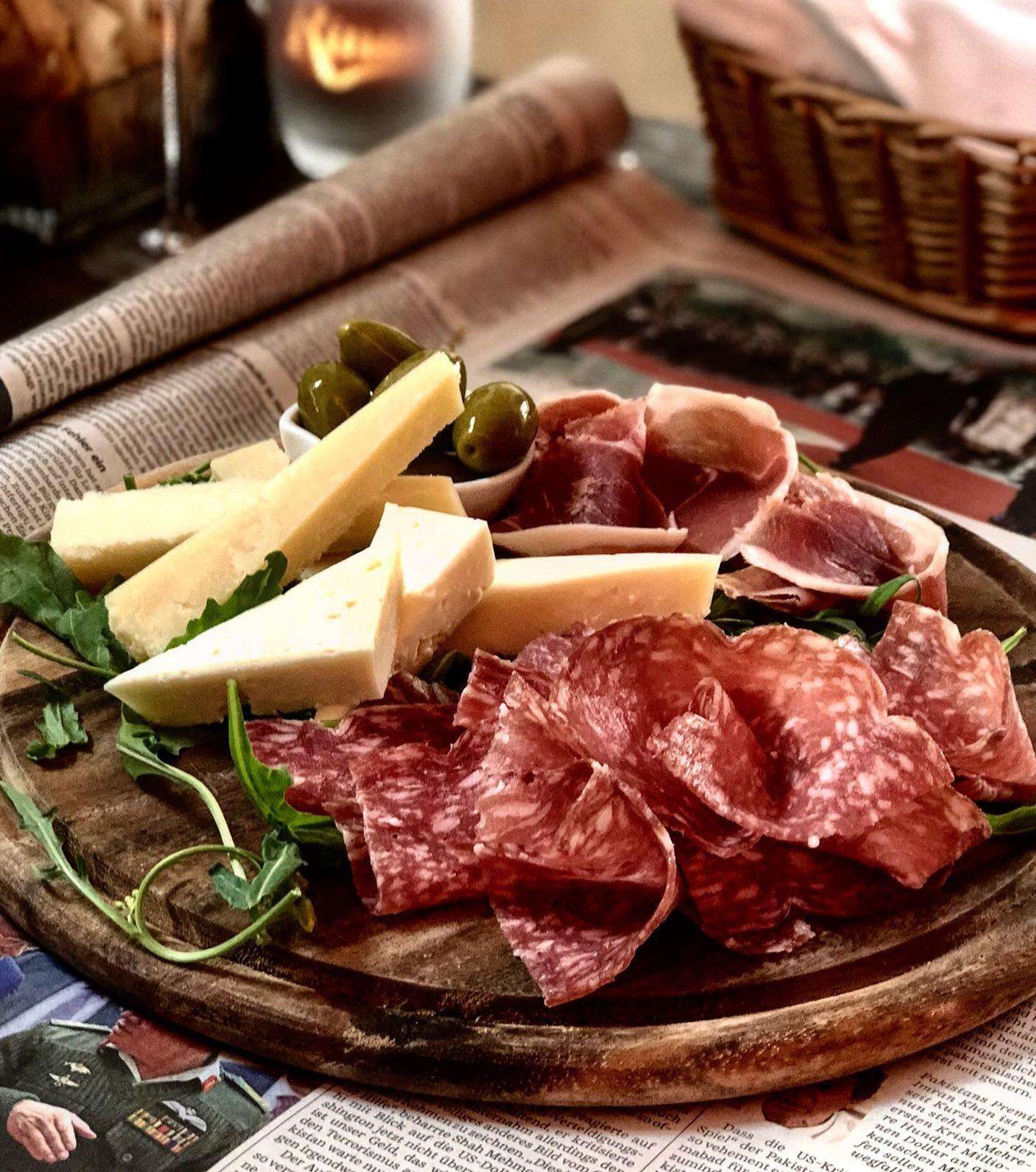 Regensburg, walking tour with italian wines and food tasting - Hizvo