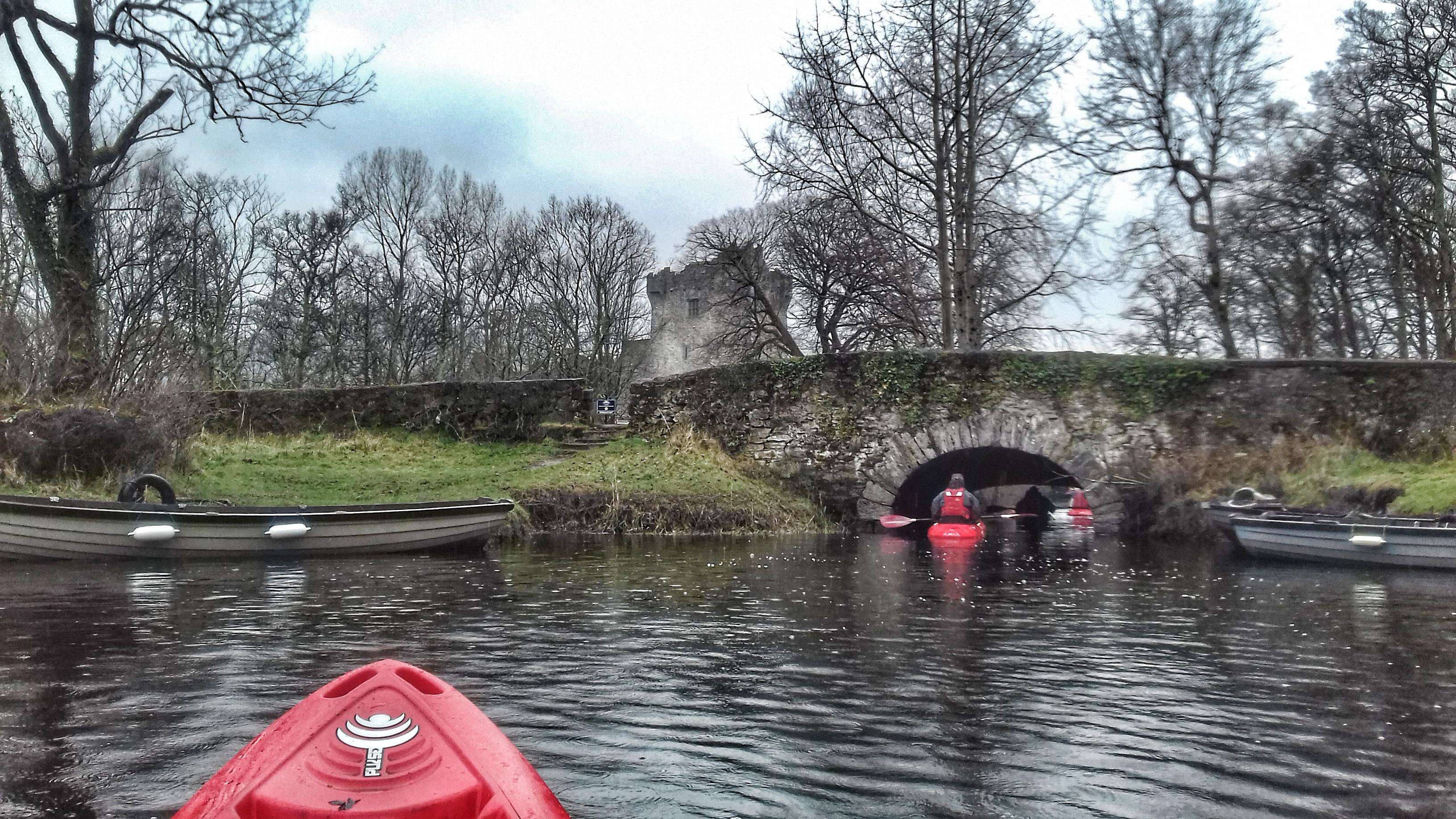 Navegación en kayak por los lagos de Killarney desde el castillo de Ross.  Guiado - Hizvo