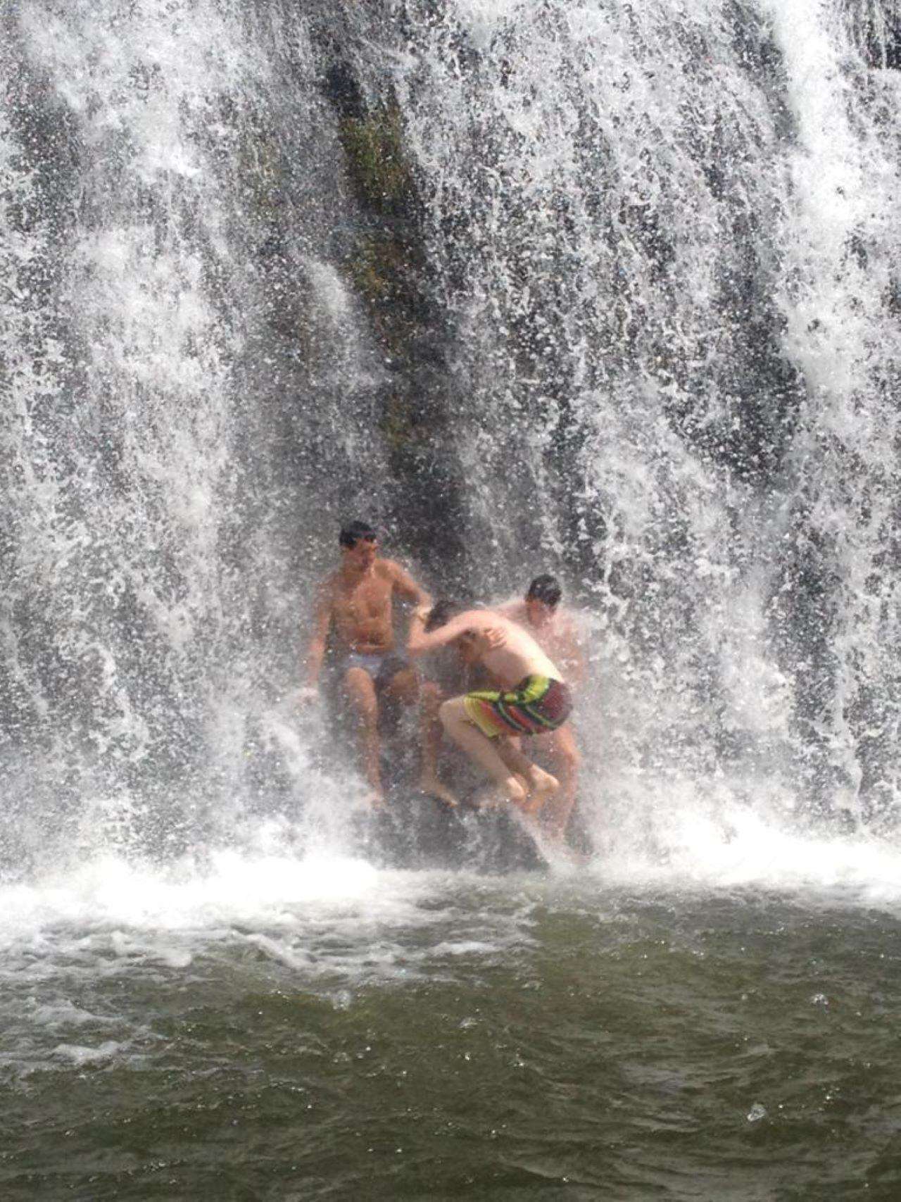 Tamarind Falls meio dia - Hizvo