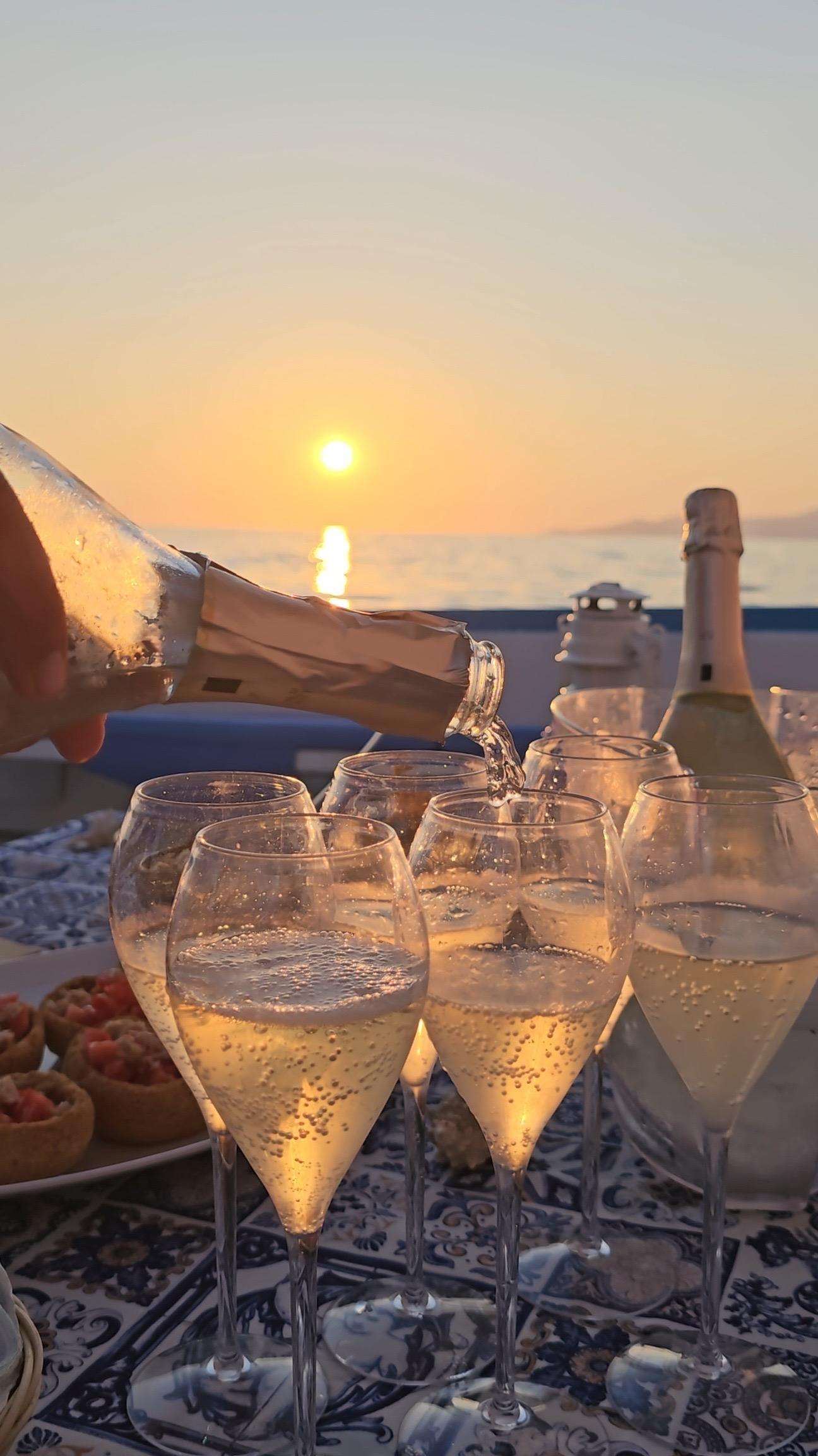 Aperitivo en el barco durante el atardecer en Palinuro. - Hizvo
