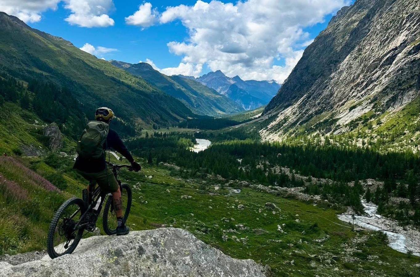 Chamonix: Sunset Hike & Fondue in the Alpine Land with Guide