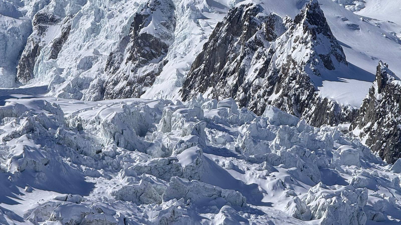 Private off-piste skiing in Chamonix with a high mountain guide