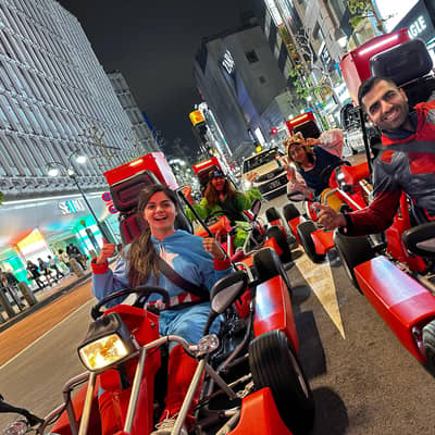 Conducteurs de Street Kart Shibuya en costumes la nuit