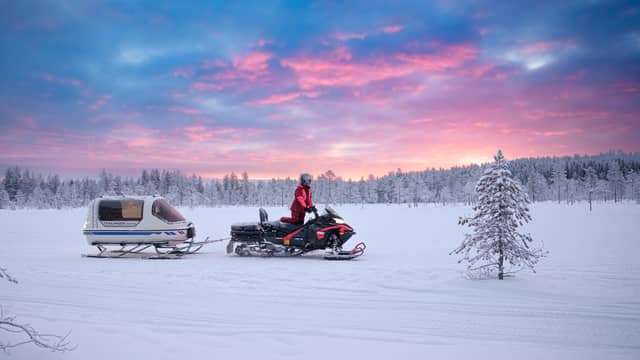 Tour photo: Family snowmobile safari with heated sleigh
