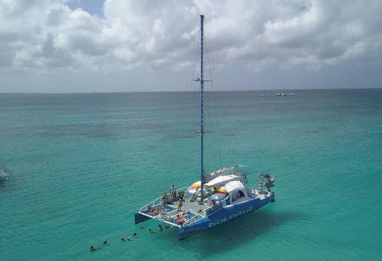 Snorkelling boat on the water off Aruba