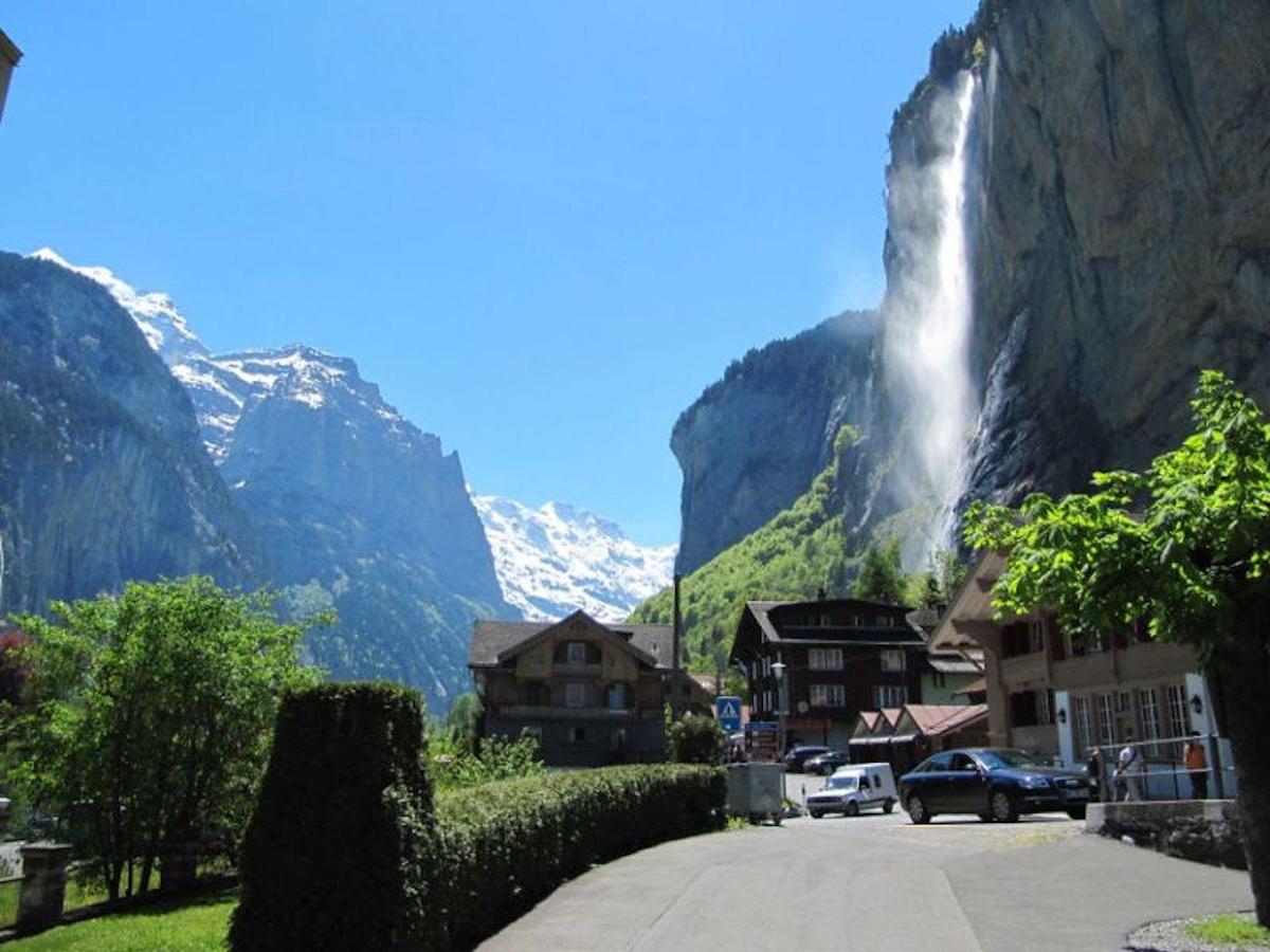 Fahrer treten auf E-Bikes durchs Dorf Lauterbrunnen