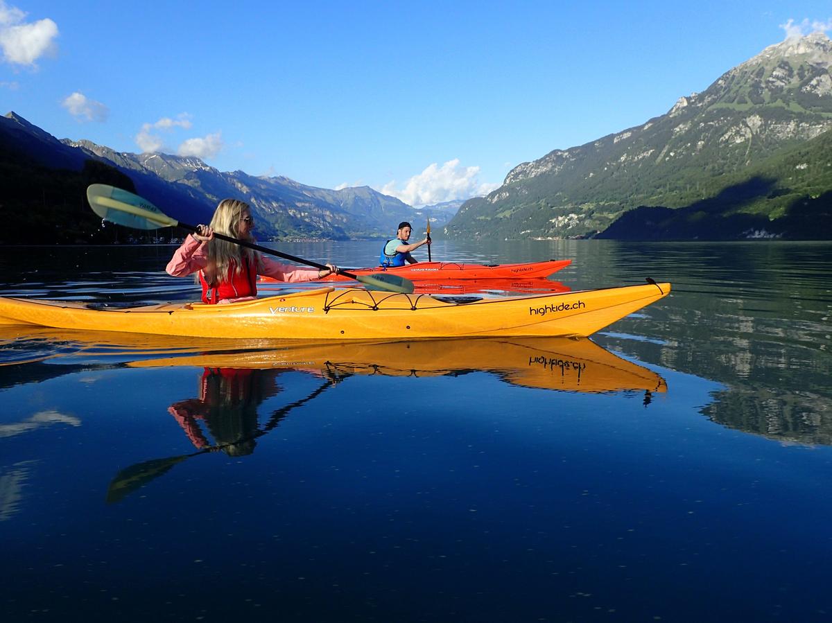 Vista hacia los lagos turquesa cerca de Interlaken