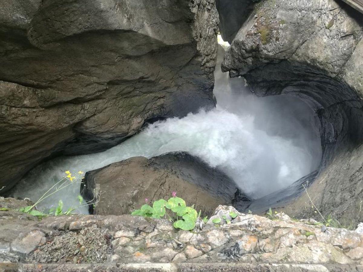 E-Bike-Tour fährt Richtung Lauterbrunnen-Klippen