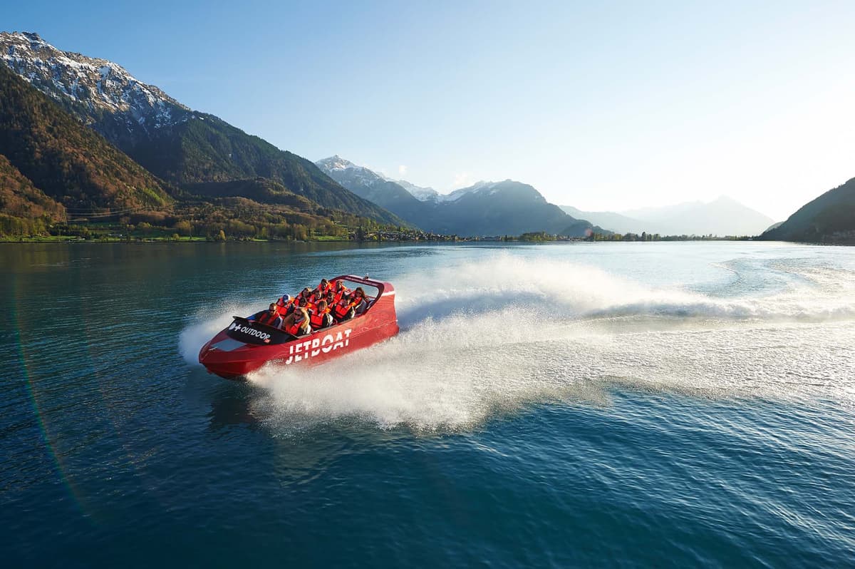 Jetboot rast über den türkisen Brienzersee bei Interlaken